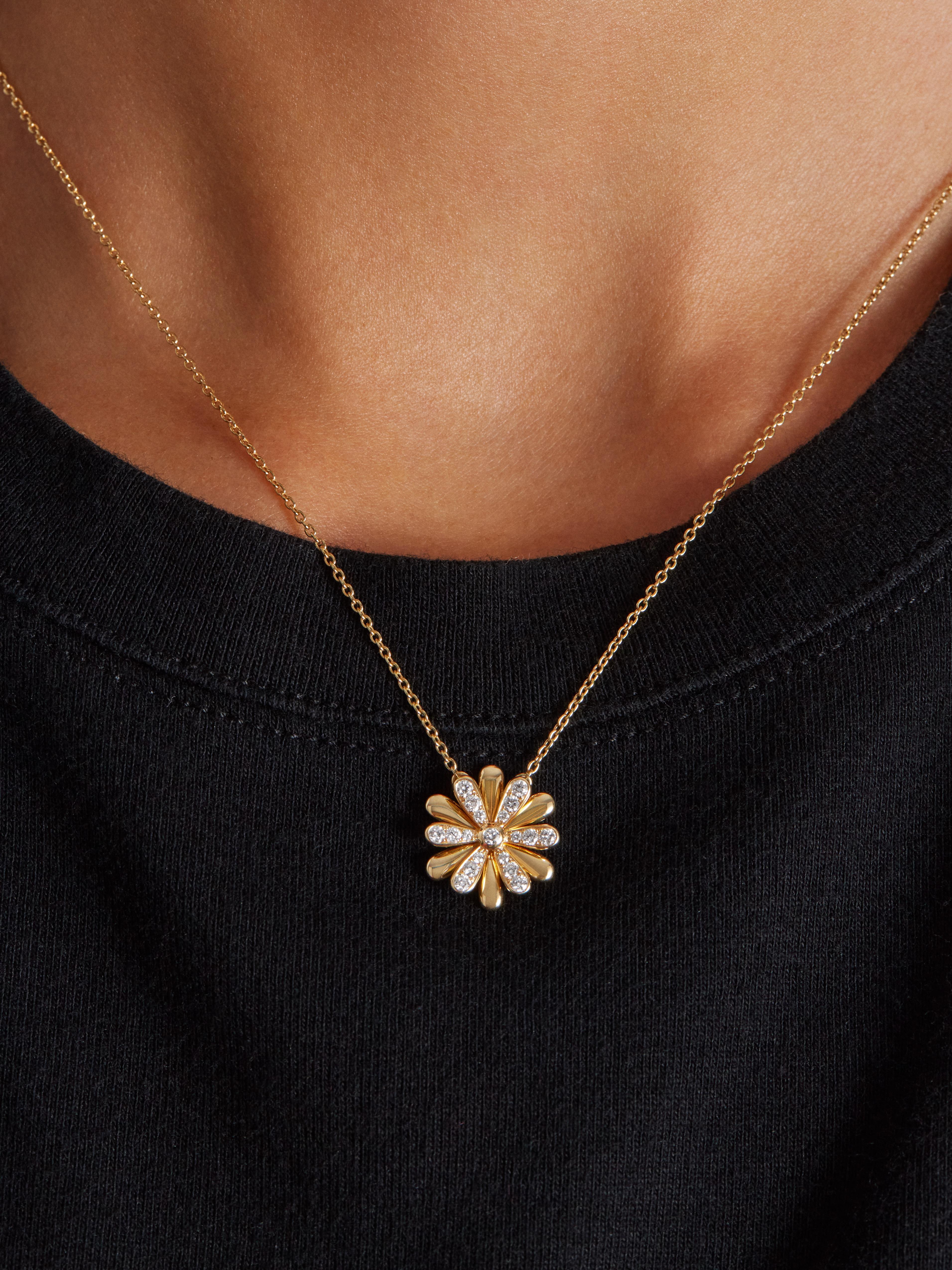 La collection Flower Poiray reflète l'élégance et la pureté du savoir-faire du joaillier avec une version pavée de diamants sertie d'un saphir jaune ainsi que deux versions semi-pavées en or jaune ou blanc.

Poids de l'or : 5g
Diamants : 0,28