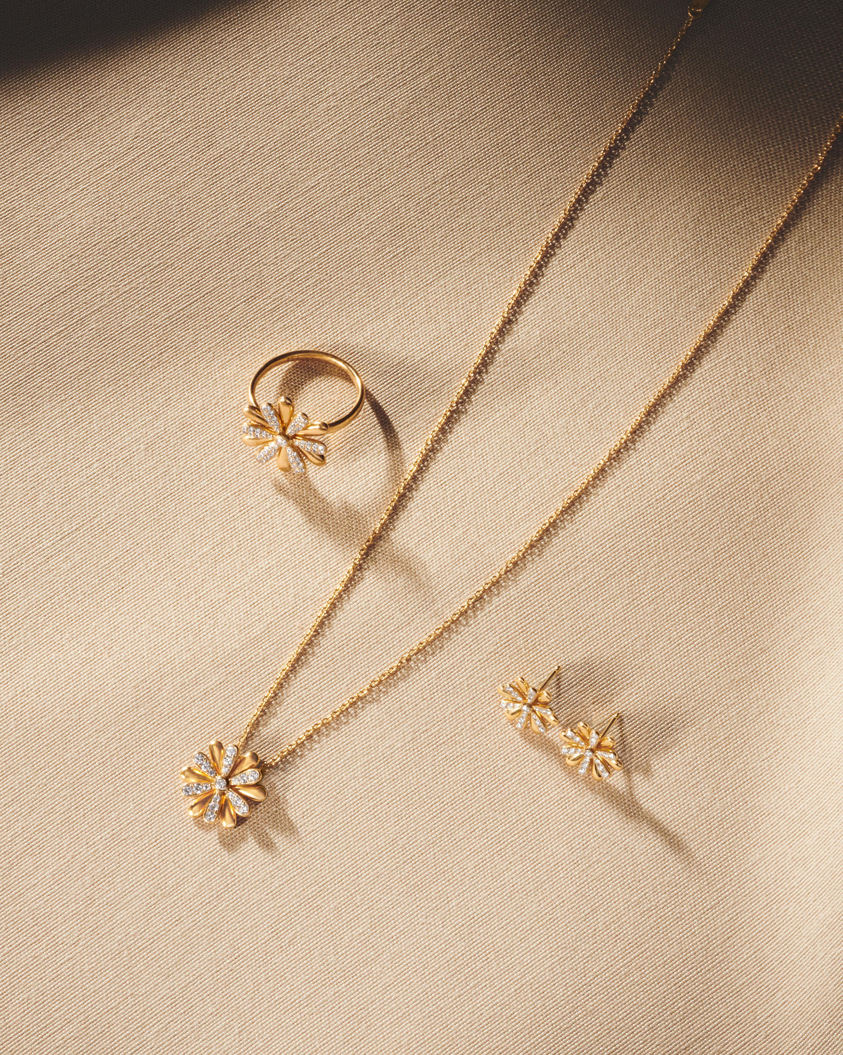 Moderne Collier en or jaune et blanc 18 carats, diamants, collection de fleurs en vente