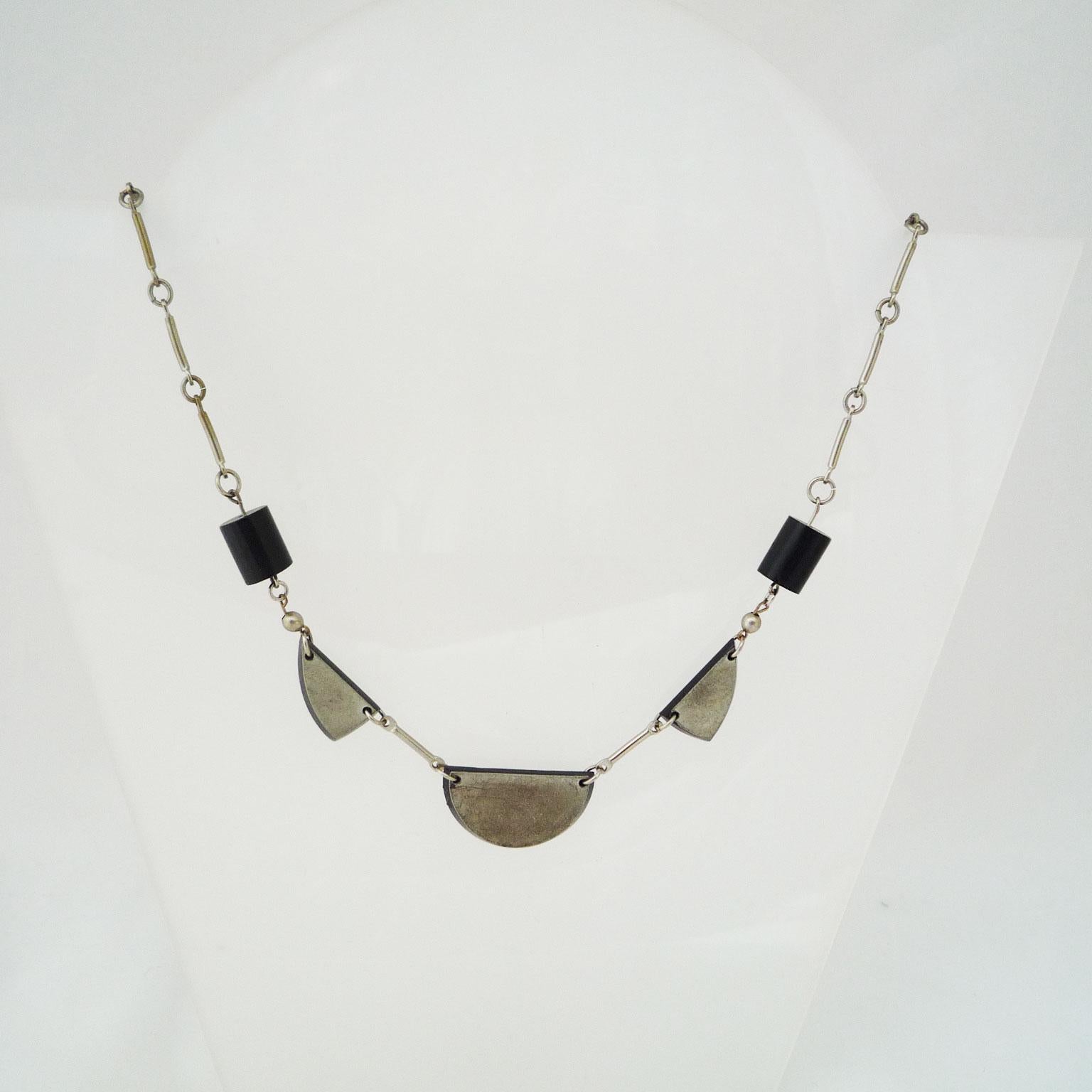Collier in Chrome and Galalith by Jakob Bengel, around 1920/30

Necklace of the famous jewellery manufacturer Jakob Bengel from Idar-Oberstein, black galalith elements on a chrome chain.
The middle elements are coated silver on the front side.
The