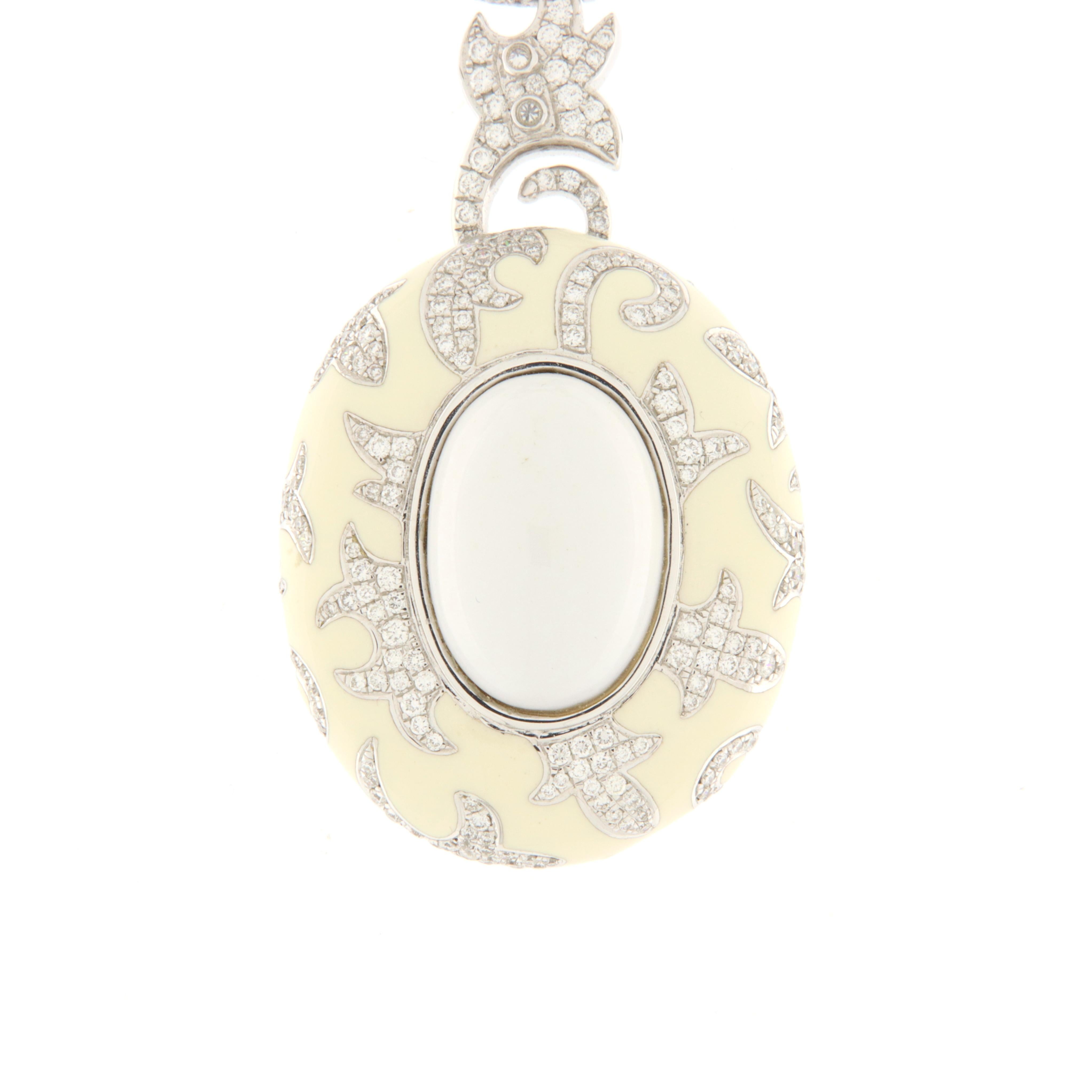 Collier en or blanc avec chaîne faite à la main, de nombreux éléments sont ornés de diamants pavés (ct. 8.15). Pendentif ovale avec corail blanc et monture arrondie avec malt blanc et brillants. La fabrication du bijou est issue de la première