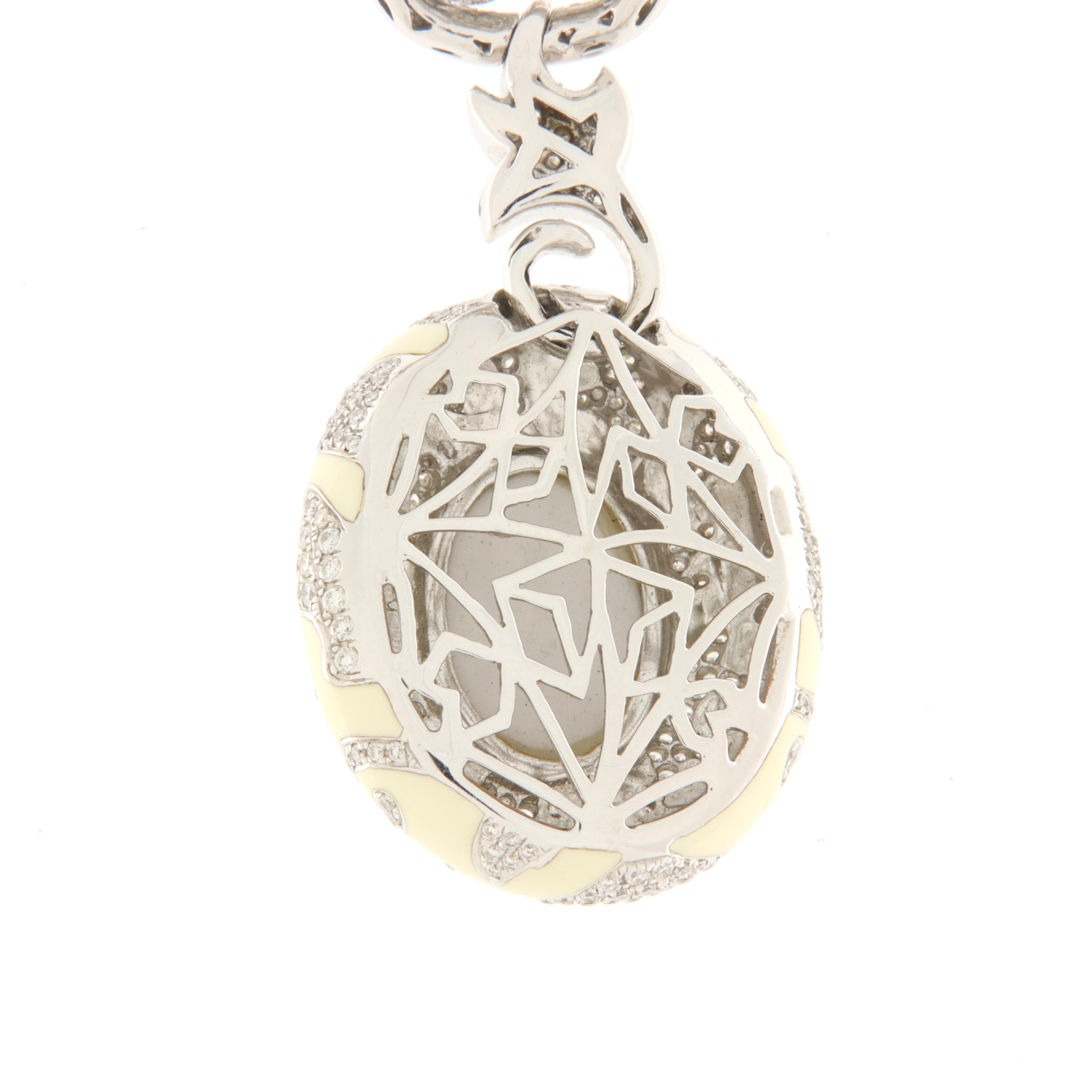 Moderne Collier et pendentif en or blanc fait main avec brillants et émail blanc en vente