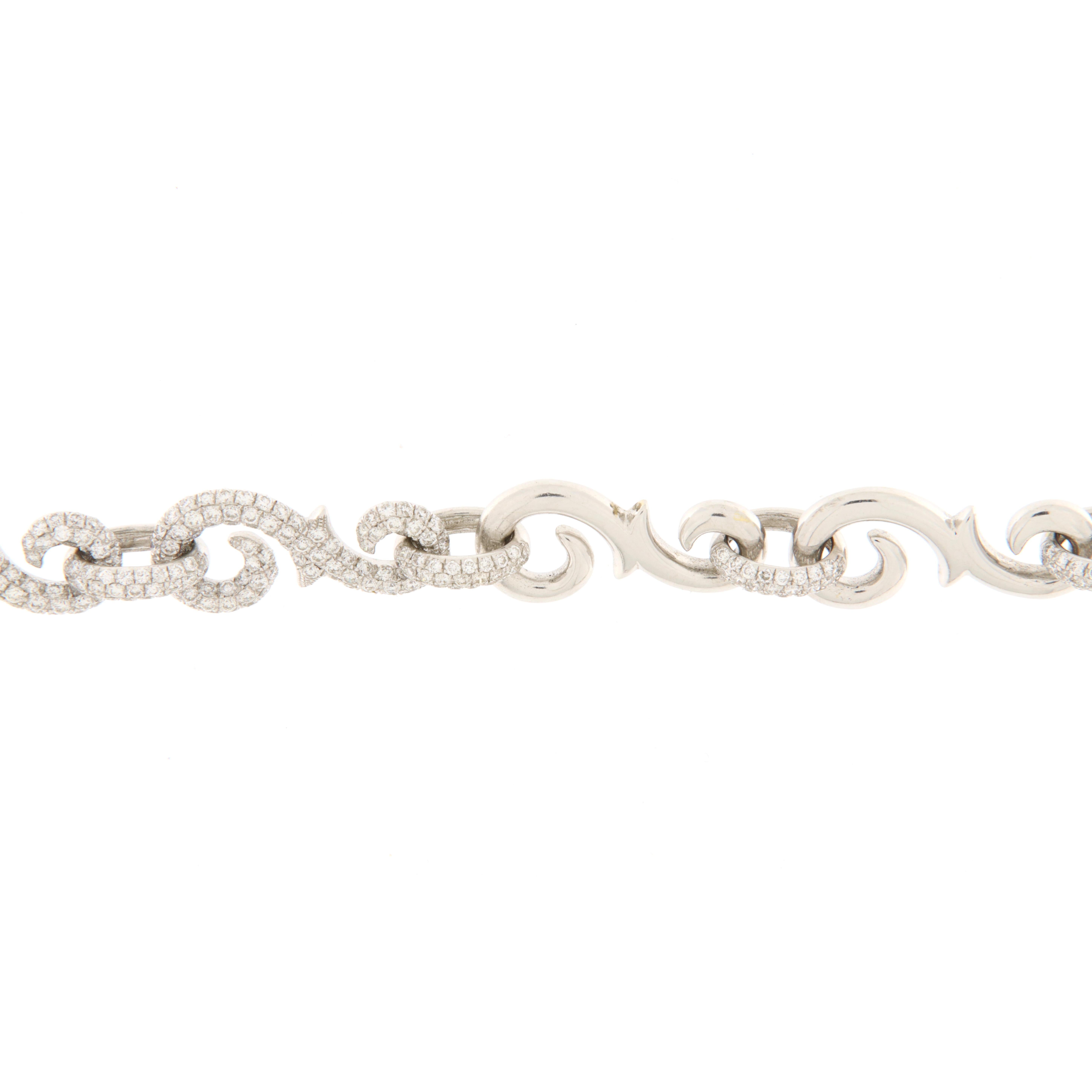 Taille brillant Collier et pendentif en or blanc fait main avec brillants et émail blanc en vente