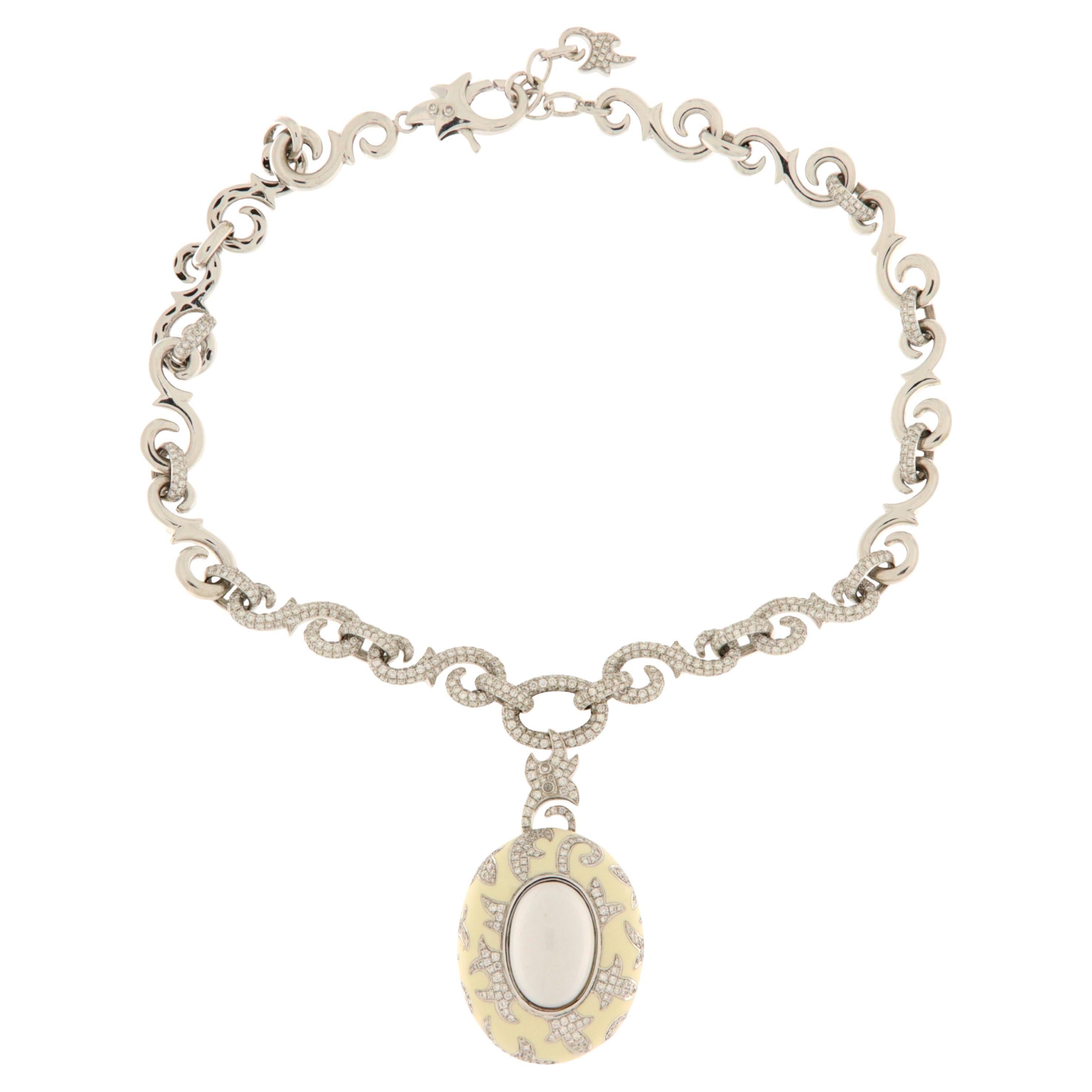 Handgefertigte Gliederkette und Anhänger aus Weißgold mit Brillanten und weißer Emaille