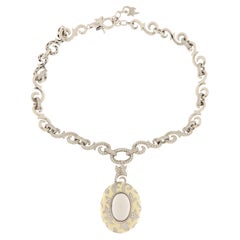 Collar de eslabones y colgante hechos a mano en oro blanco con brillantes y esmalte blanco
