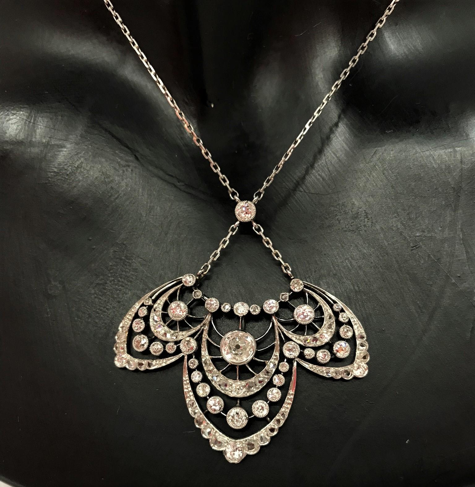 Ravissant collier pendentif en or 18 carats de forme trilobée, à décor de guirlandes serties de diamants de taille Rose et de taille Ancienne. Le poids des diamants est estimé à environ 2 carats.
Très joli modèle ajouré. Epoque vers 1900. Ce bijou