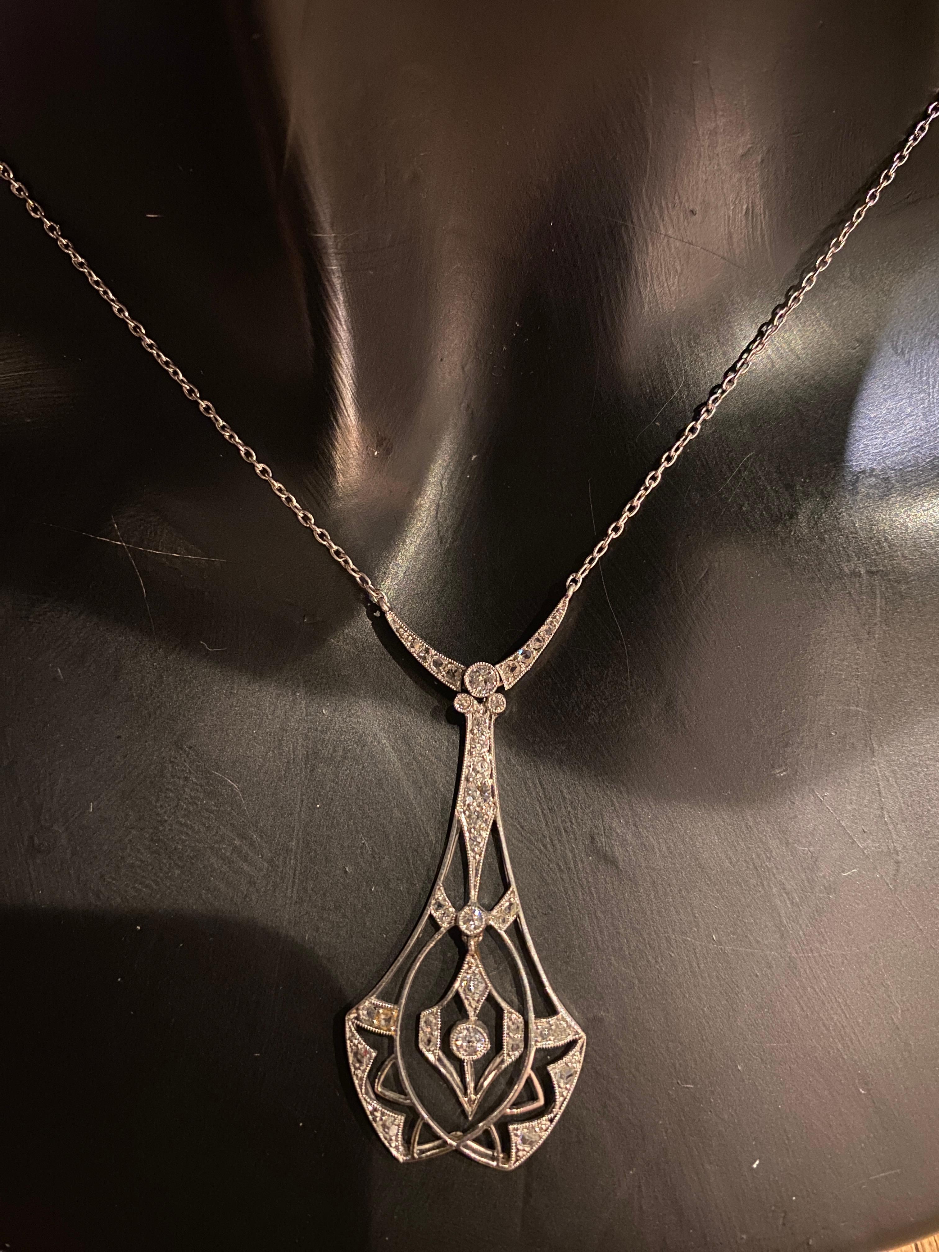 Collier pendentif en platine d’époque 1930 serti de diamants  For Sale 5