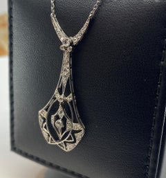 Collier pendentif en platine d'époque 1930 serti de diamants