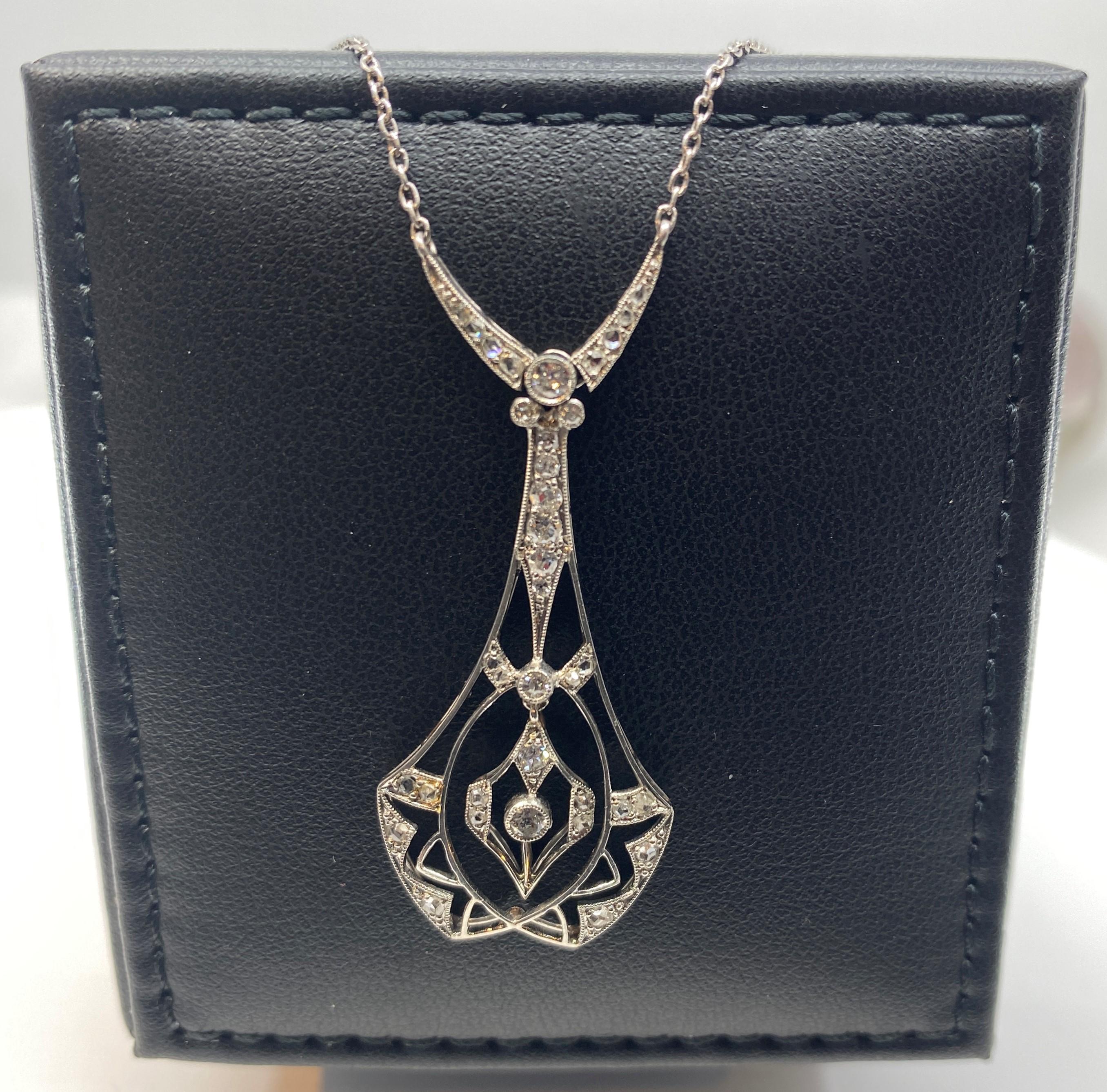 Collier pendentif en platine d’époque 1930 serti de diamants  In Good Condition For Sale In VERSAILLES, FR