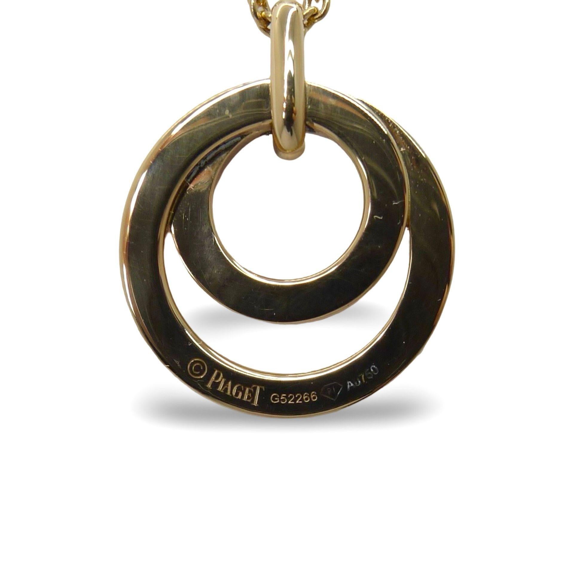 Lasciatevi sedurre dall'eclat envoûtant del collier Possession de Piaget, un pezzo d'eccezione realizzato in oro rosa 18 carati. Vero e proprio gioiello della gioielleria, questo bijou raffinato è sublimato da 19 diamanti brillanti, perfettamente