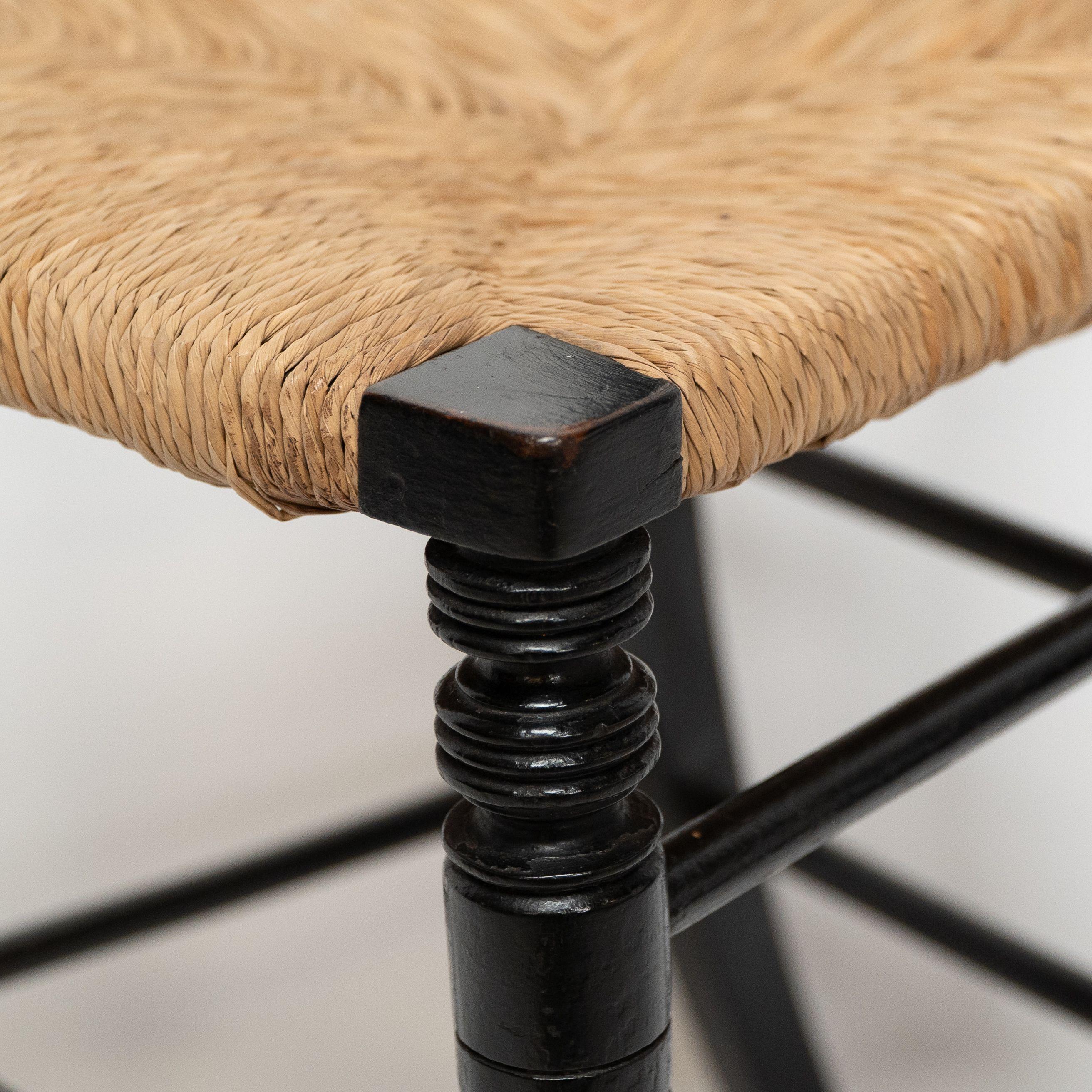 Collier & Plucknett attribué Le style Godwin. Chaise de musique ébonisée Aesthetic Movement en vente 3