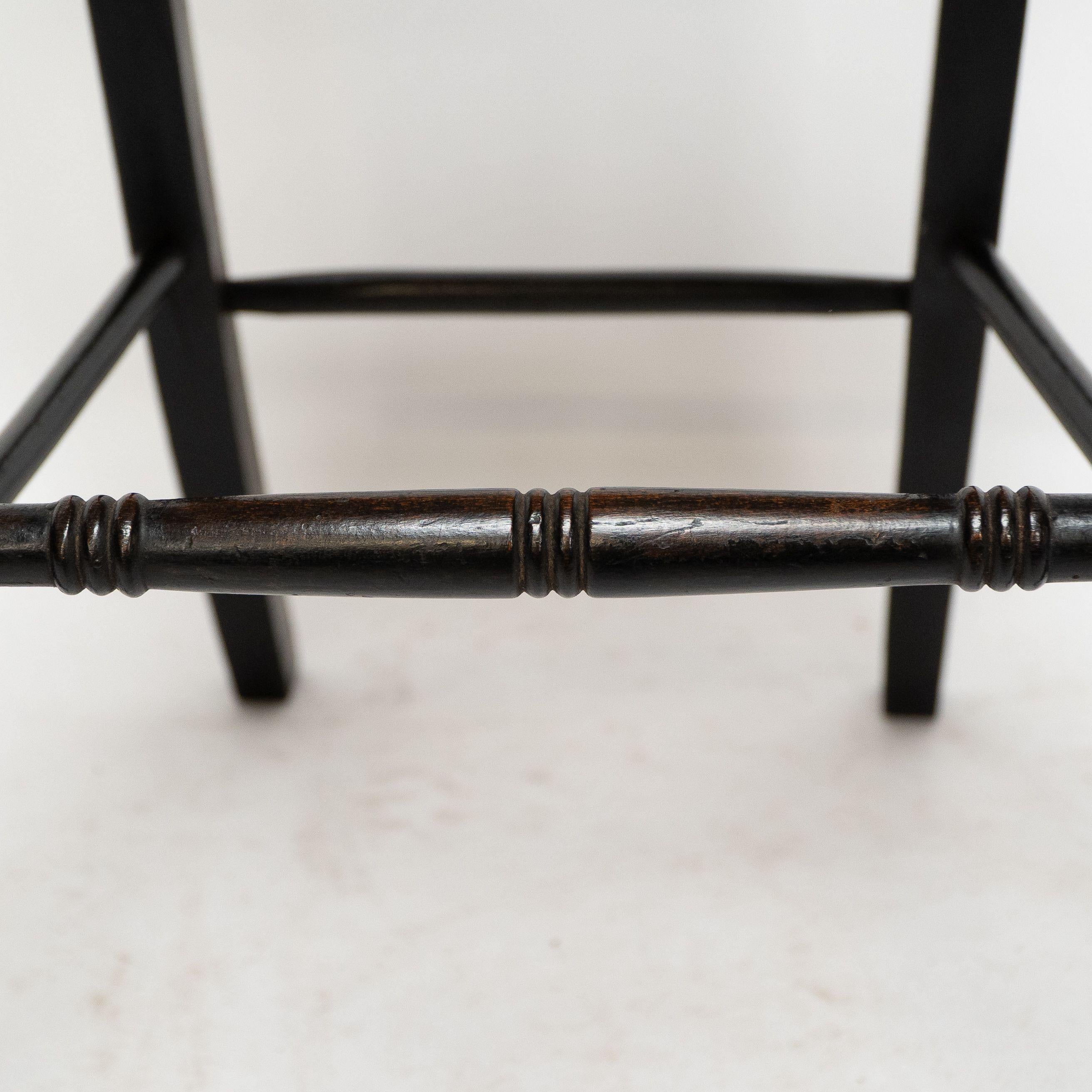 Collier & Plucknett attribué Le style Godwin. Chaise de musique ébonisée Aesthetic Movement en vente 4