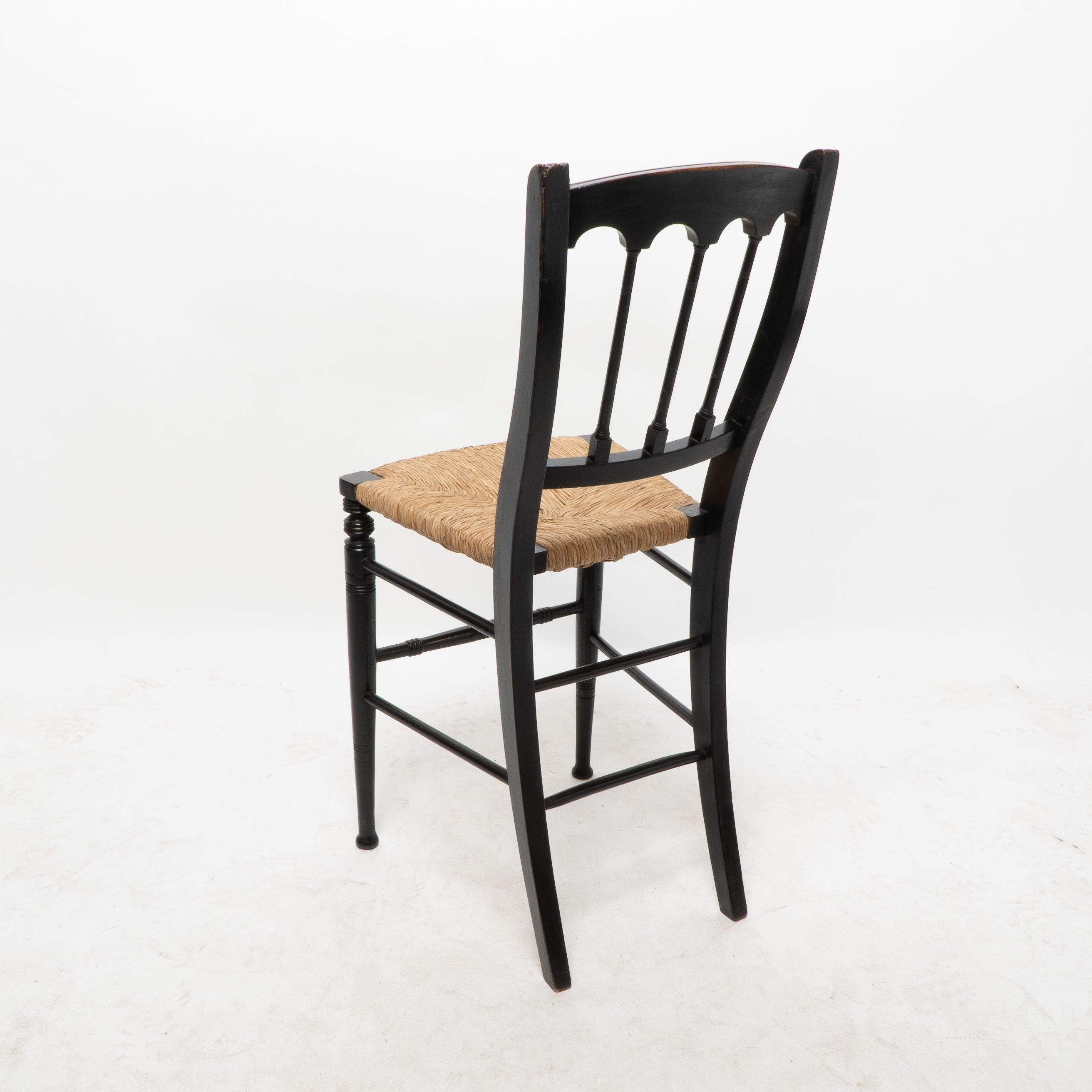 Collier & Plucknett attribué Le style Godwin. Chaise de musique ébonisée Aesthetic Movement en vente 5