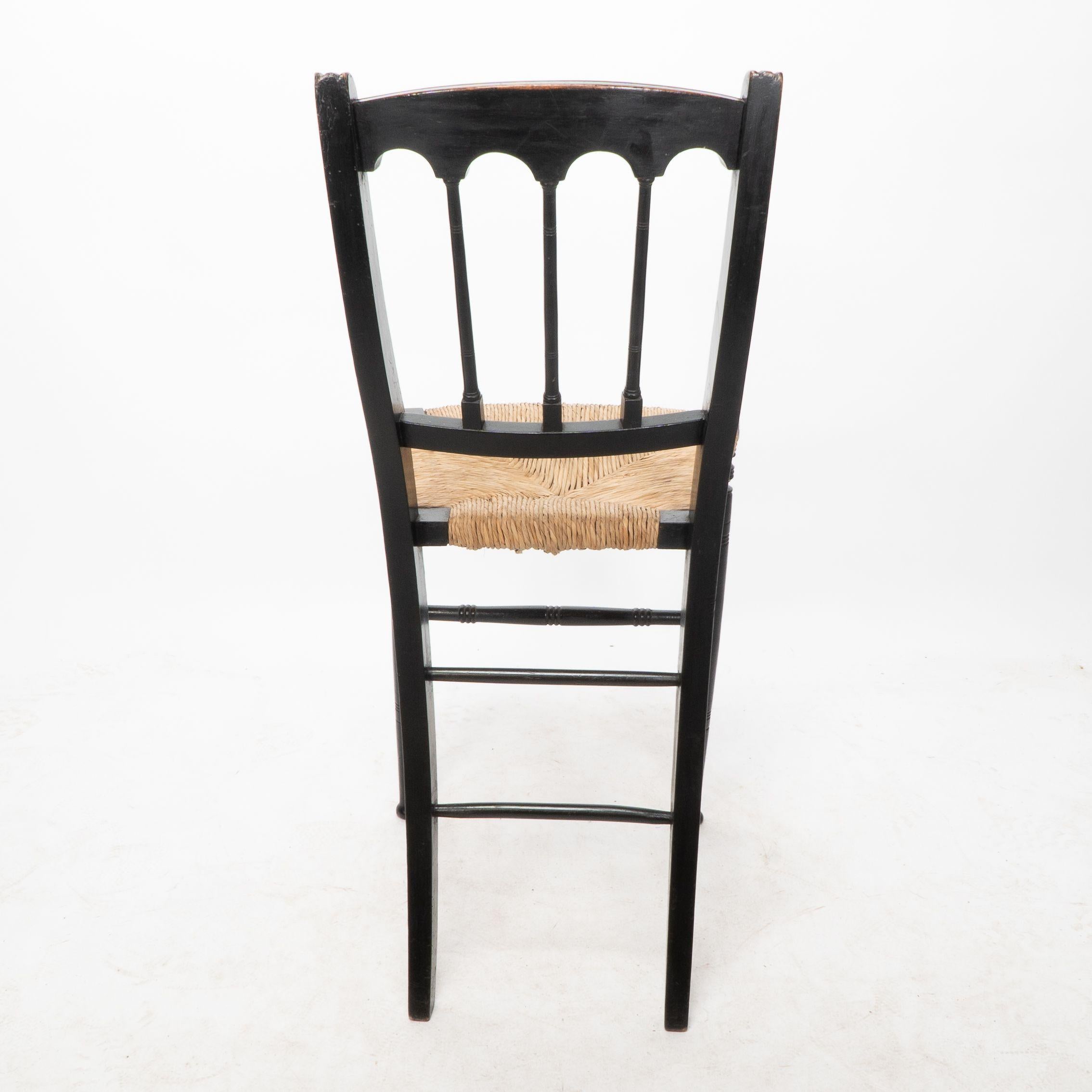 Collier & Plucknett attribué Le style Godwin. Chaise de musique ébonisée Aesthetic Movement en vente 6