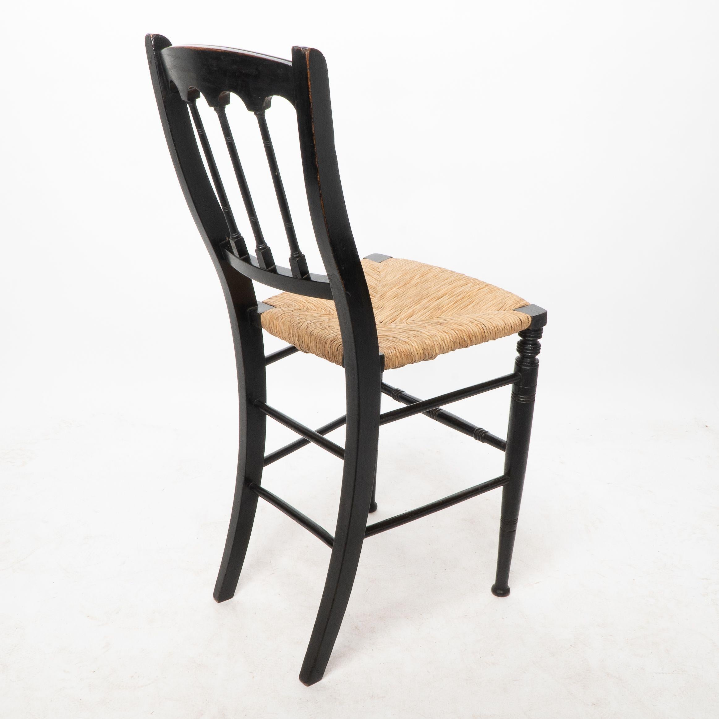 Collier & Plucknett attribué Le style Godwin. Chaise de musique ébonisée Aesthetic Movement en vente 7