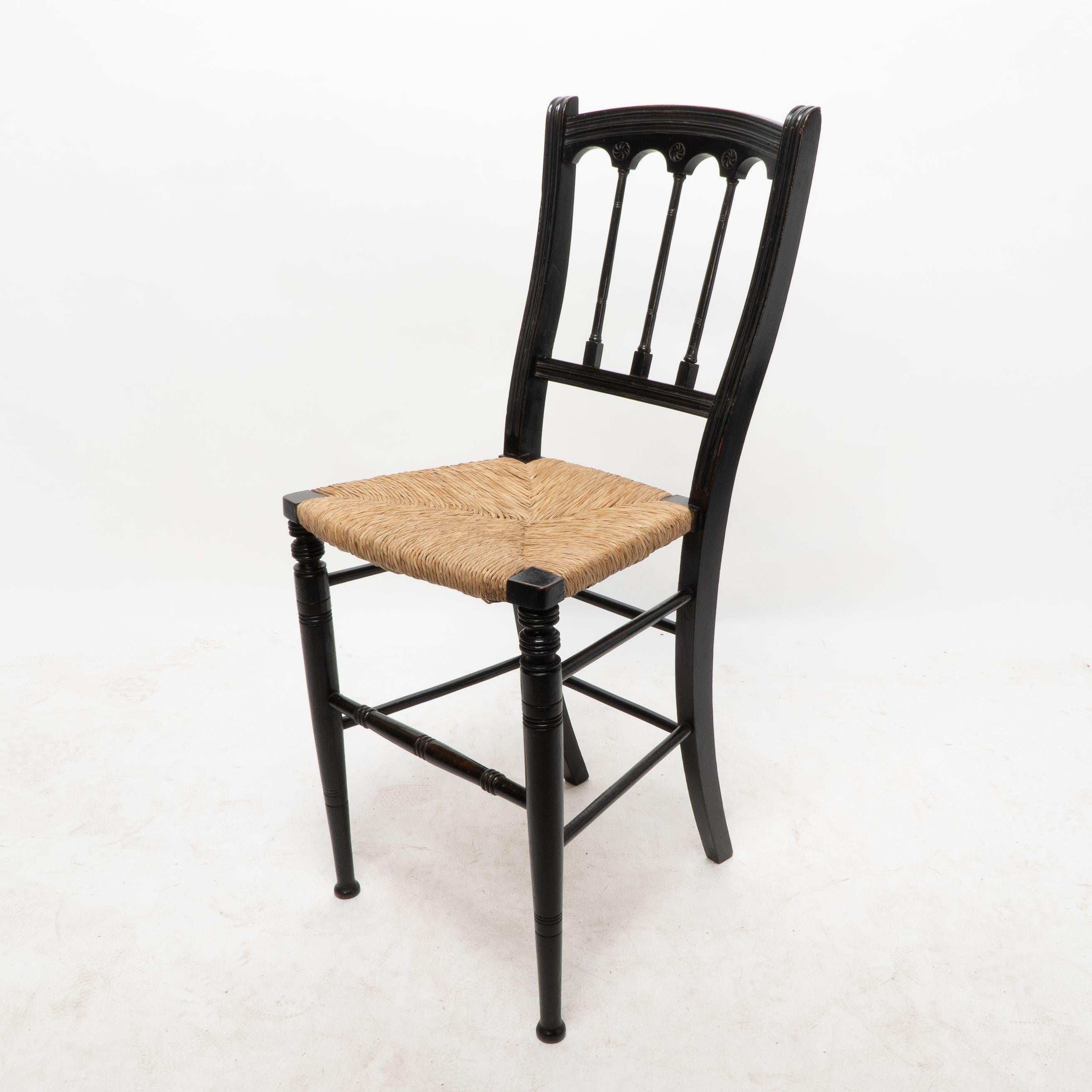 Mouvement esthétique Collier & Plucknett attribué Le style Godwin. Chaise de musique ébonisée Aesthetic Movement en vente