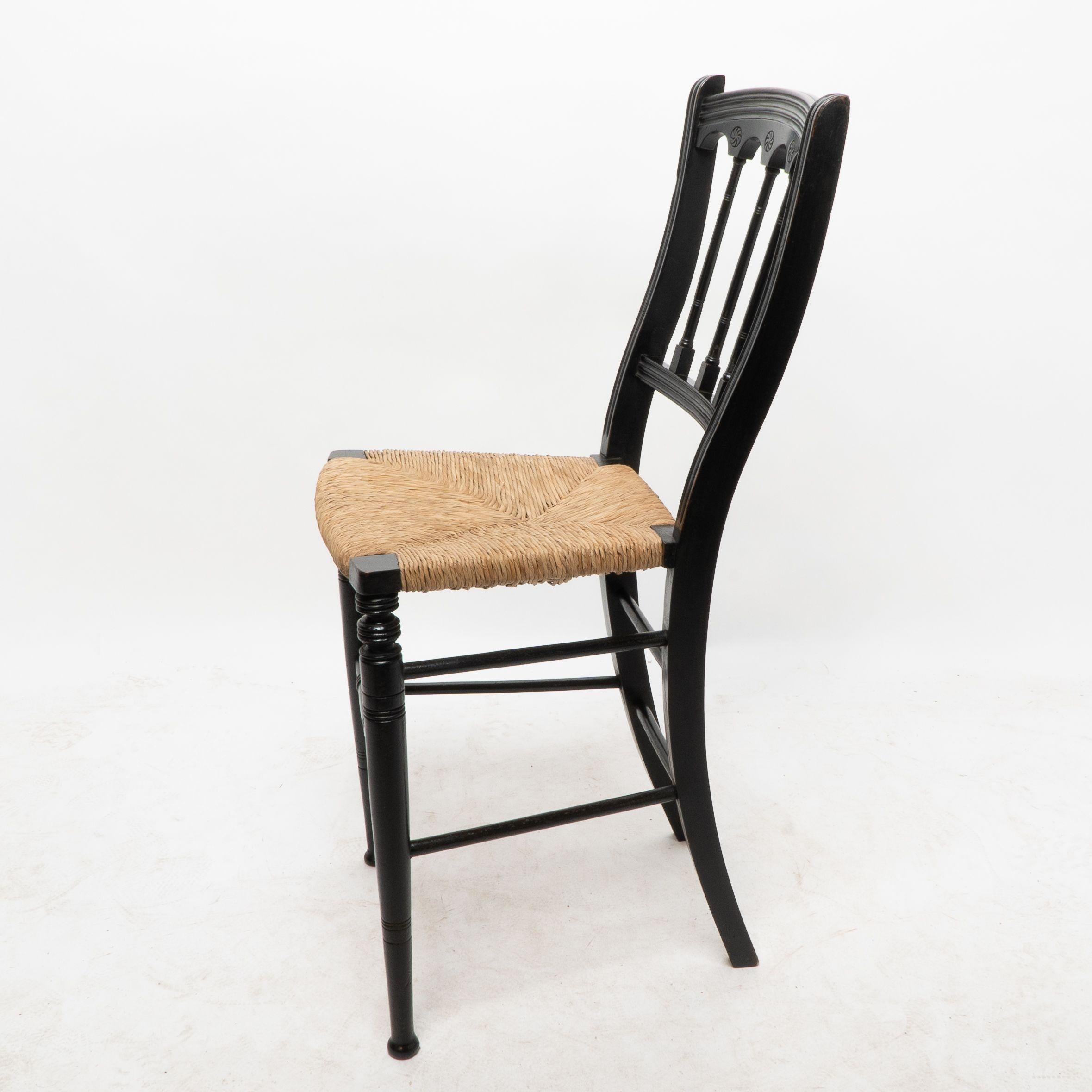 Ébénisé Collier & Plucknett attribué Le style Godwin. Chaise de musique ébonisée Aesthetic Movement en vente