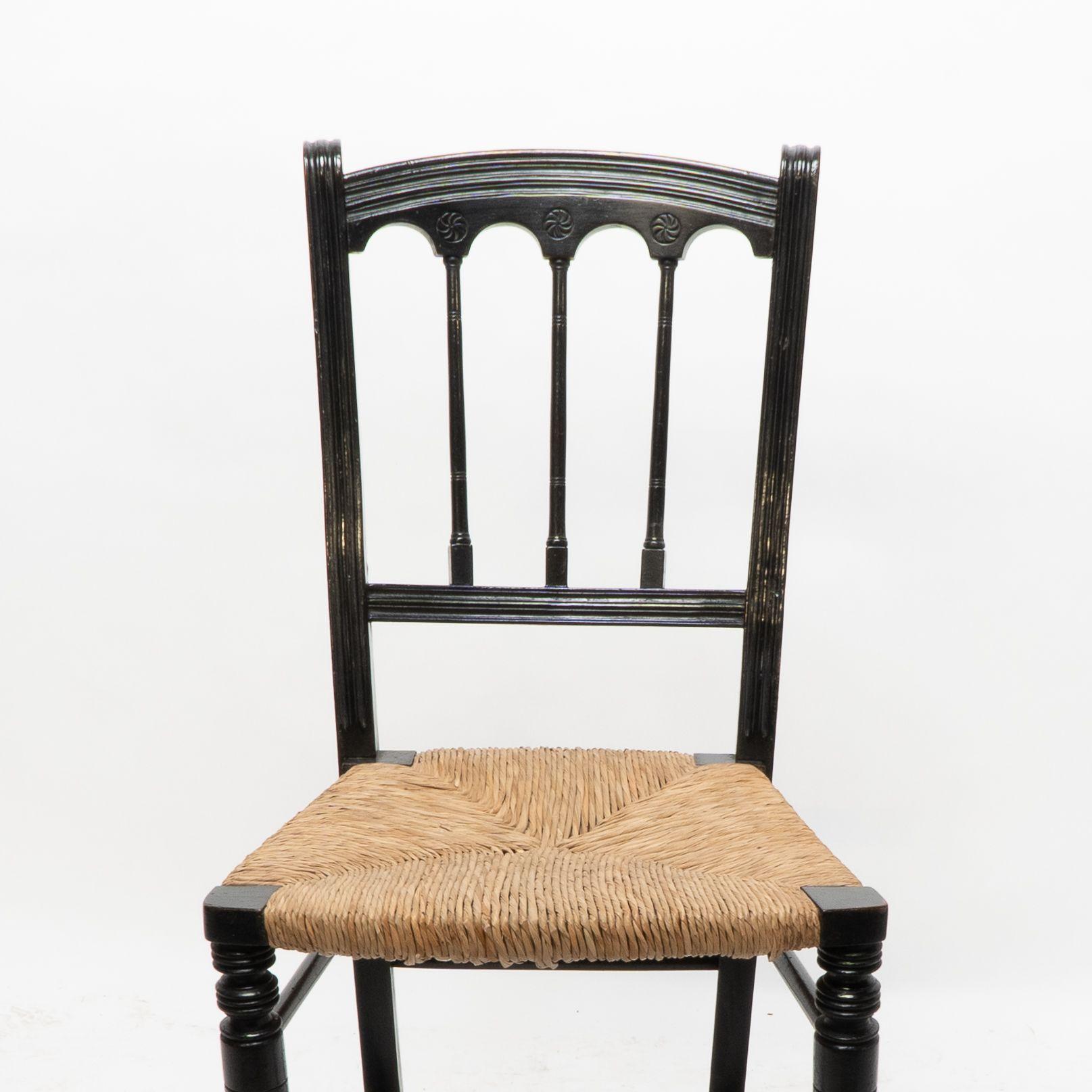 Fin du XIXe siècle Collier & Plucknett attribué Le style Godwin. Chaise de musique ébonisée Aesthetic Movement en vente