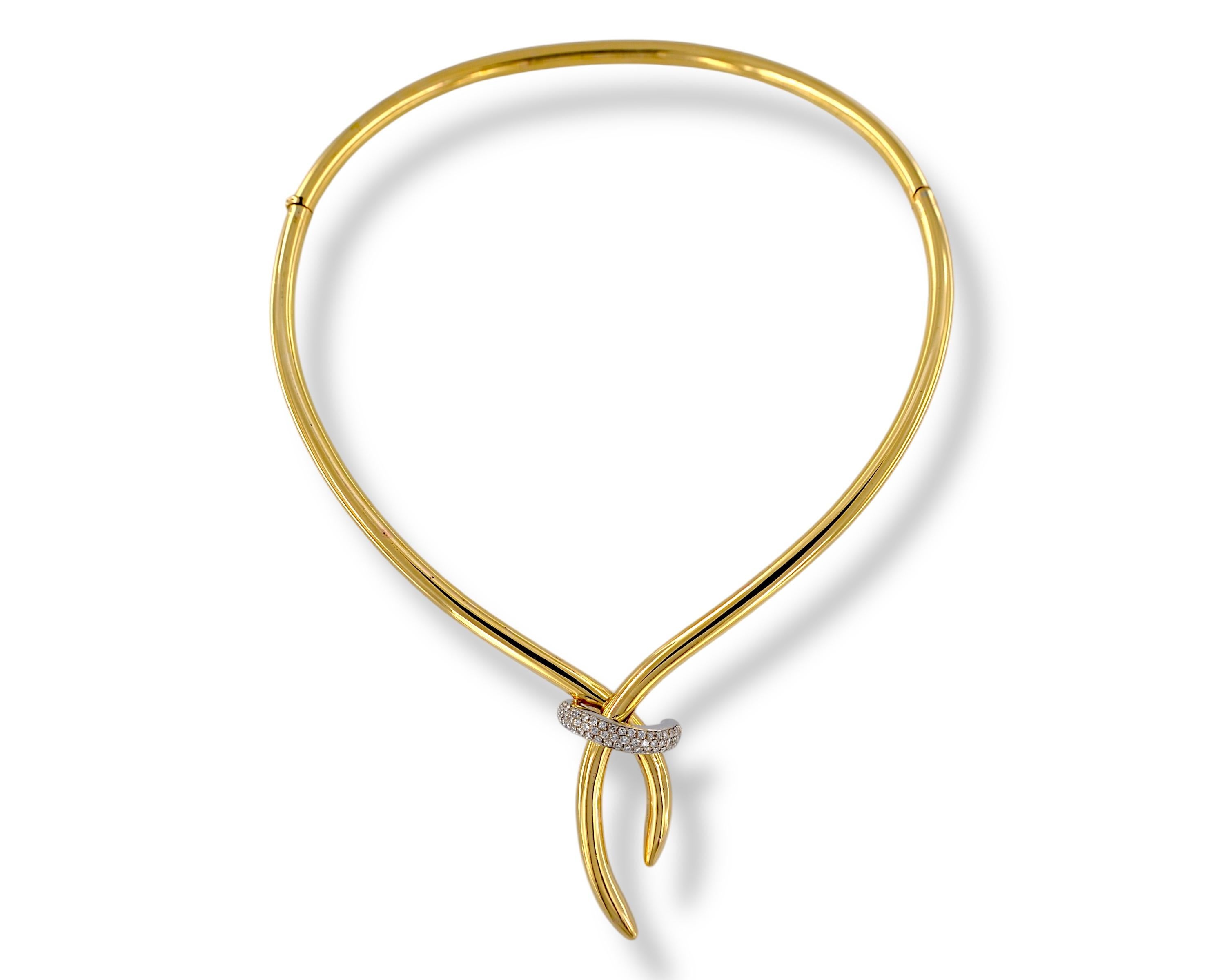 Sculptural elegance comes to life in this handcrafted rigid necklace, made of 18kt yellow gold using the hollow reed technique to offer both lightness and solidity. The fluid, harmonious design closes in a double movement that intersects at the