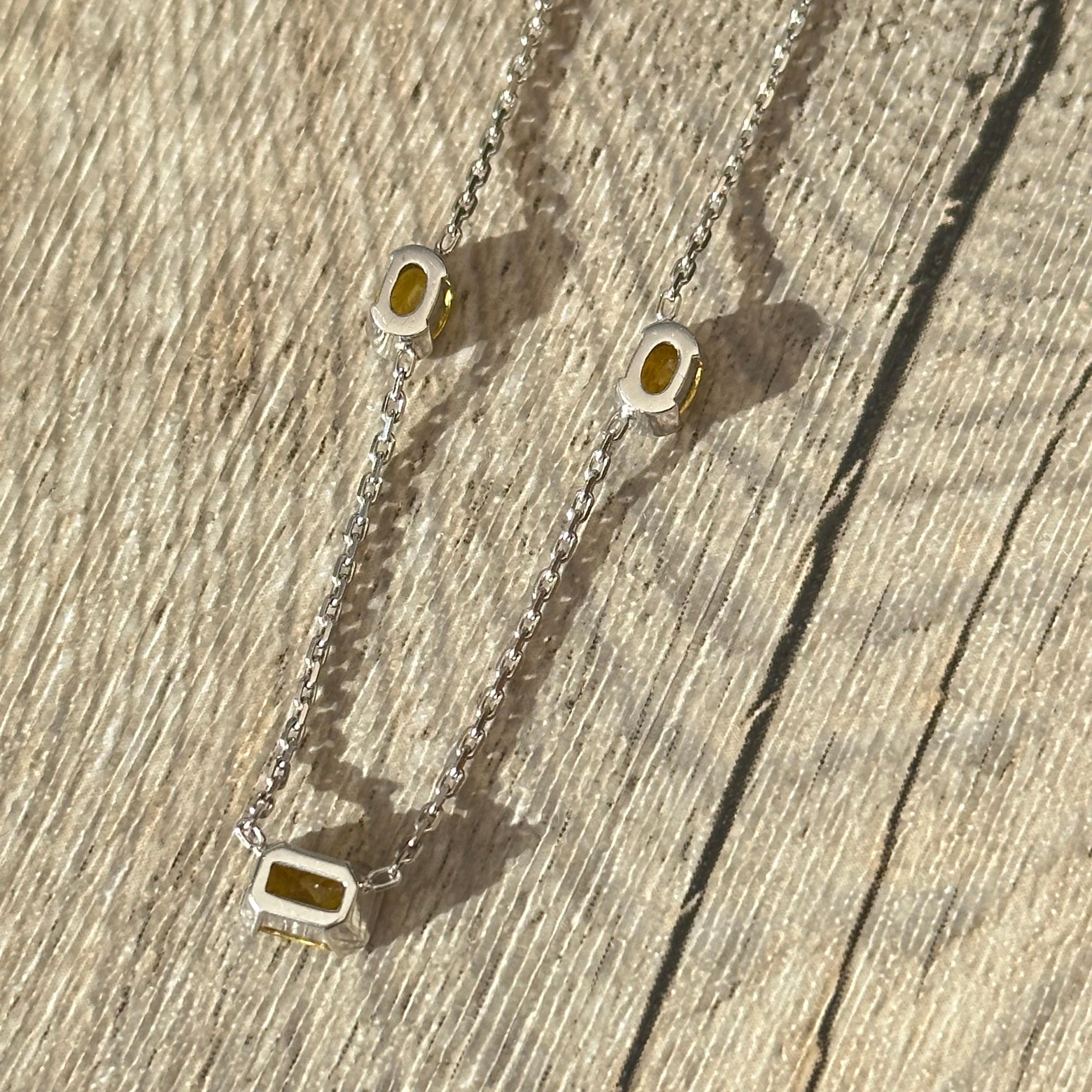 Offrez-vous une pièce unique avec ce magnifique collier saphirs jaunes en or 18 carats, 750 millièmes. Ce bijou d'exception est serti d'un saphir jaune central d'environ 0,80 carat, qui est mis en valeur par deux saphirs jaunes d'environ 0,50 carat