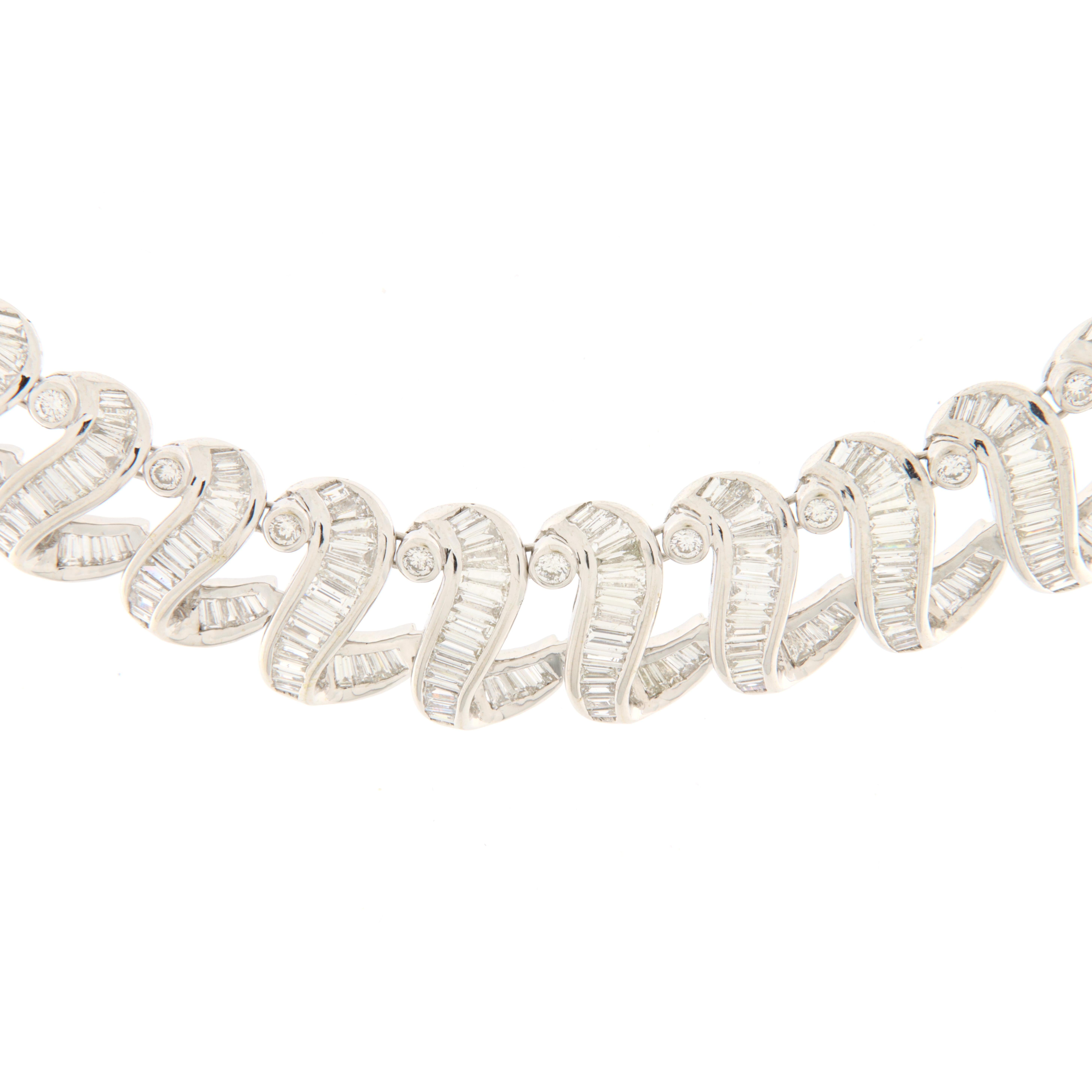 Taglio brillante Collier semirigido in oro bianco e diamanti ct.29.30 in vendita