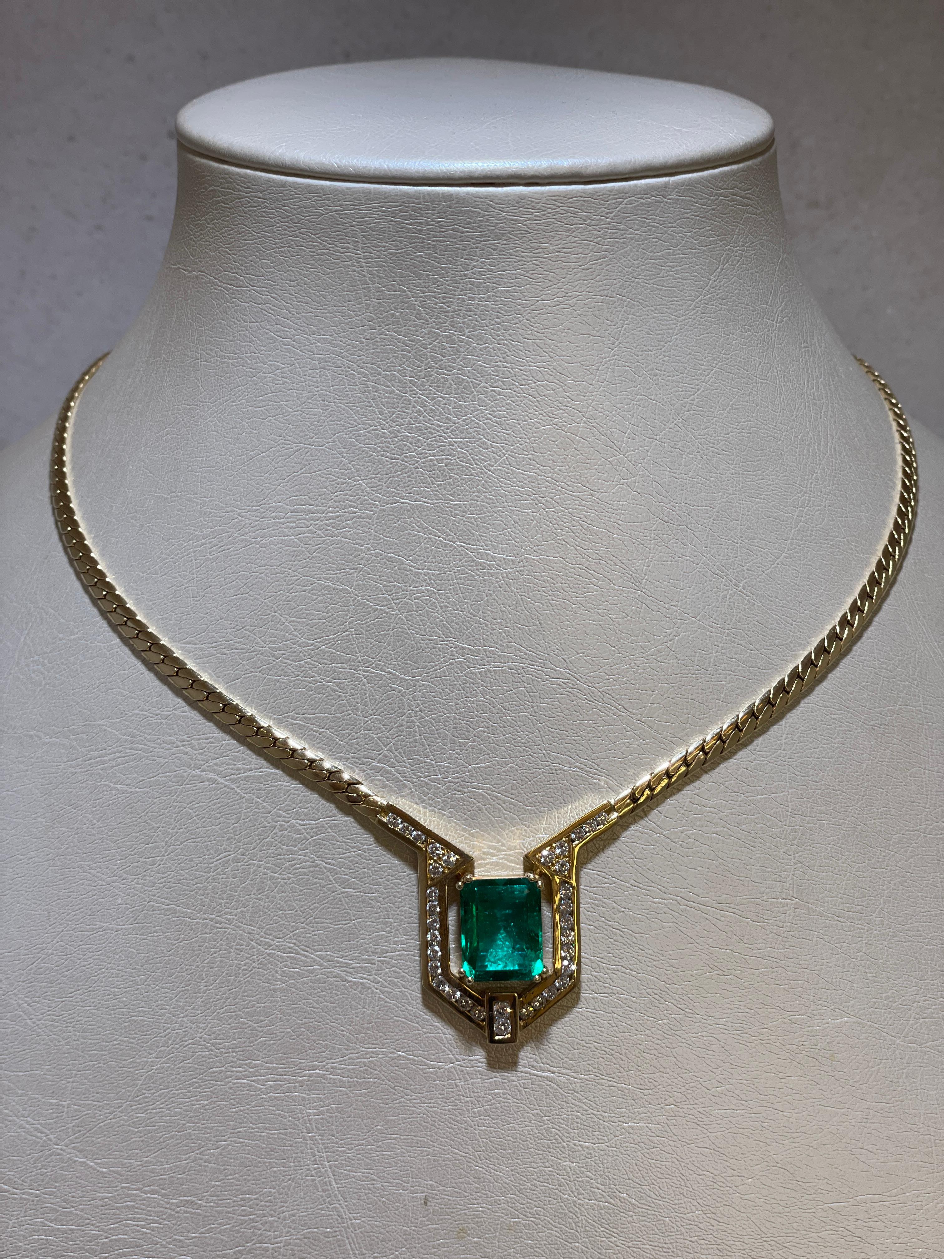 Bei diesem außergewöhnlichen Vintage Collier mit einem Traum in Smaragd von 16.99ct und 32 Brillanten von 2,91ct handelt es sich um ein Vintage Stück aus den 90er Jahren. 

Dieses Schmuckstück wurde in der Goldstadt Pforzheim hergestellt und in