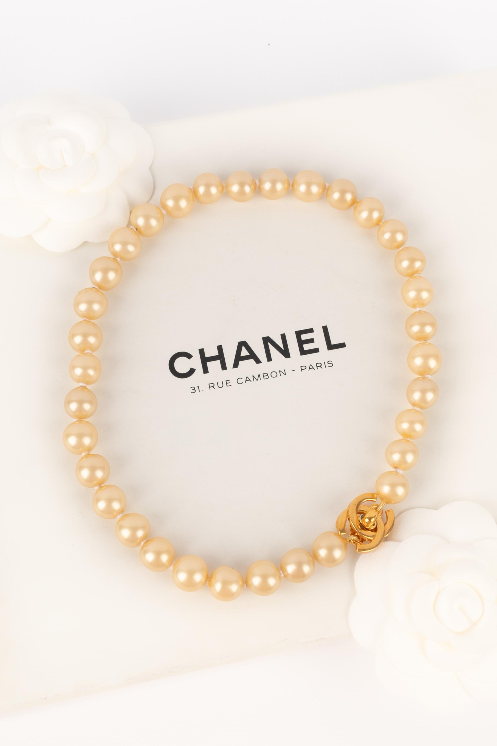 Chanel - (Made in France) Collana di perle in costume con chiusura a girello in metallo dorato. Collezione Primavera/Estate 1996.

Condizioni:
Ottime condizioni

Dimensioni:
Lunghezza: 43 cm

SKU:CB151

Chanel - Lagerfeld

Karl Lagerfeld è entrato a