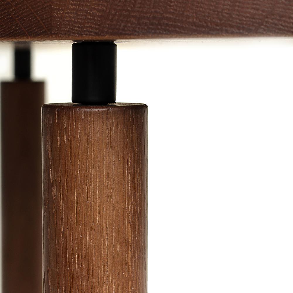 Zeitgenössischer moderner Collin-Mitteltisch aus schwarzem Glas und Eichenholz von Sammler (Moderne) im Angebot