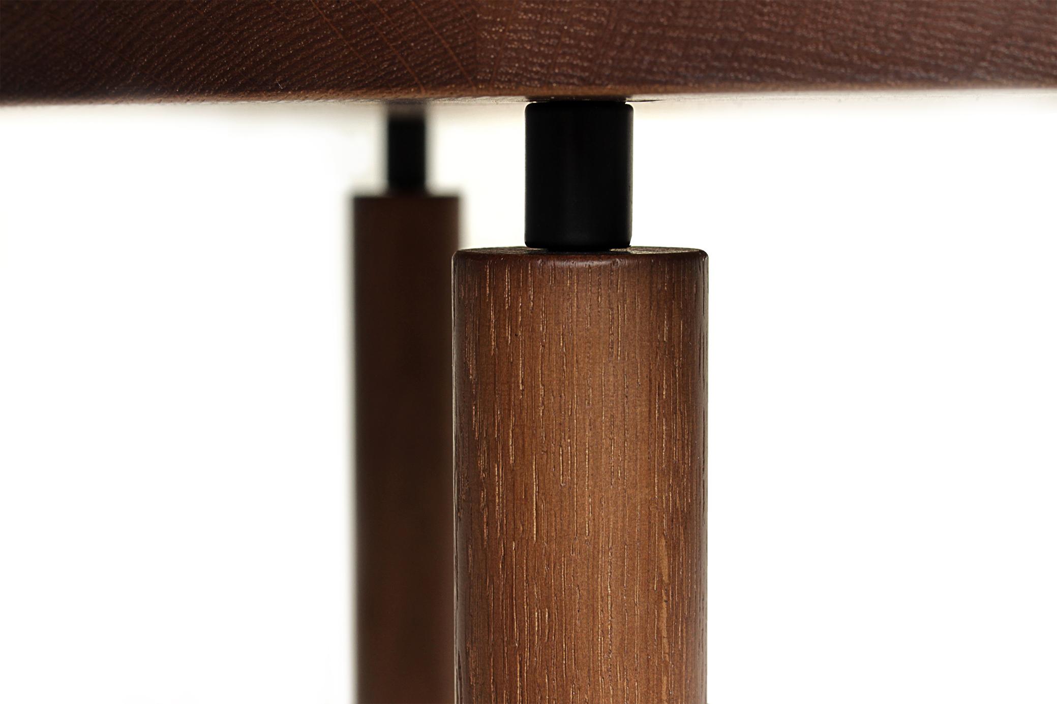 Zeitgenössischer moderner Collin-Mitteltisch aus schwarzem Glas und Eichenholz von Sammler (Portugiesisch) im Angebot