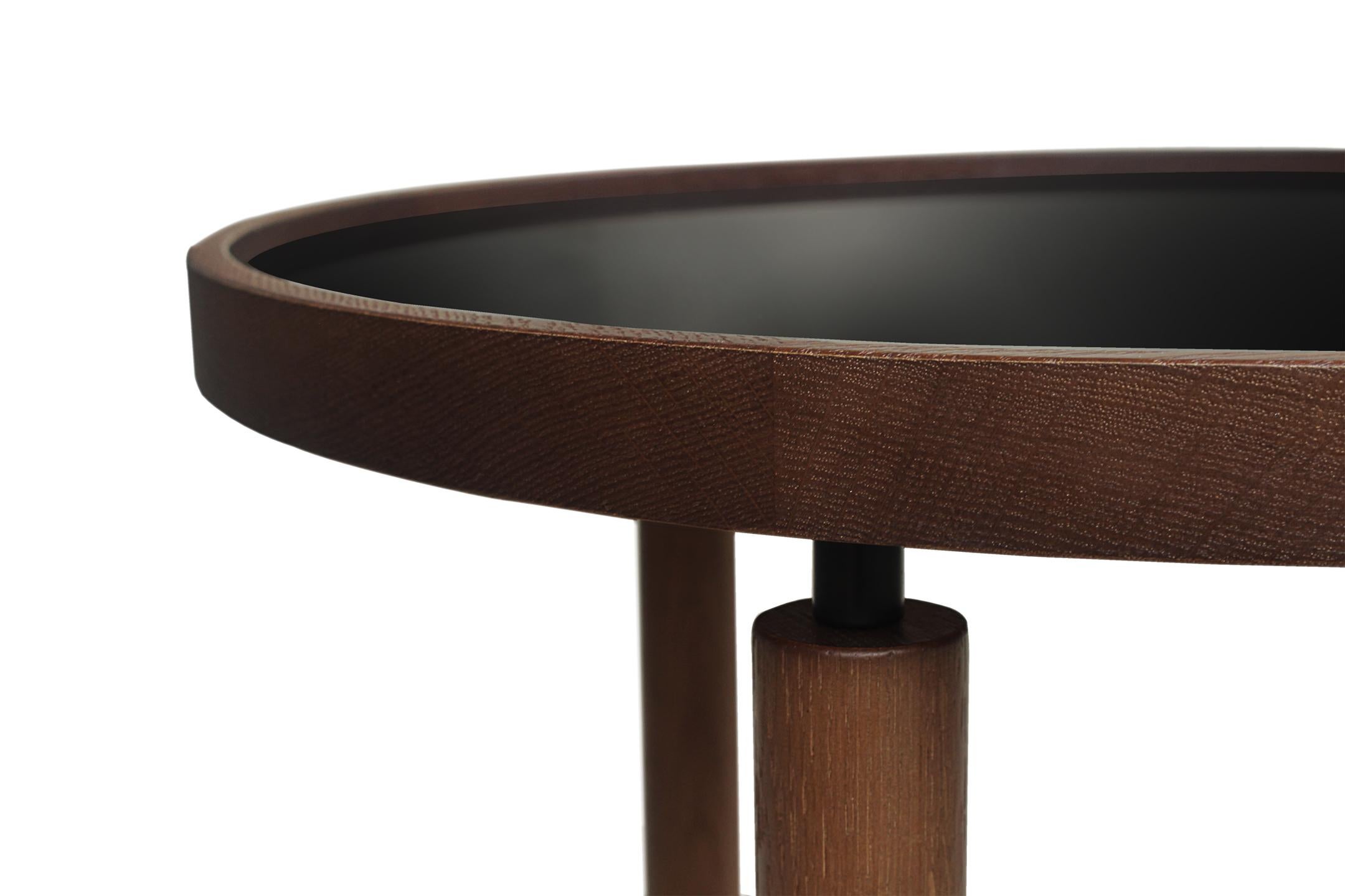 Zeitgenössischer moderner Collin-Mitteltisch aus schwarzem Glas und Eichenholz von Sammler (21. Jahrhundert und zeitgenössisch) im Angebot