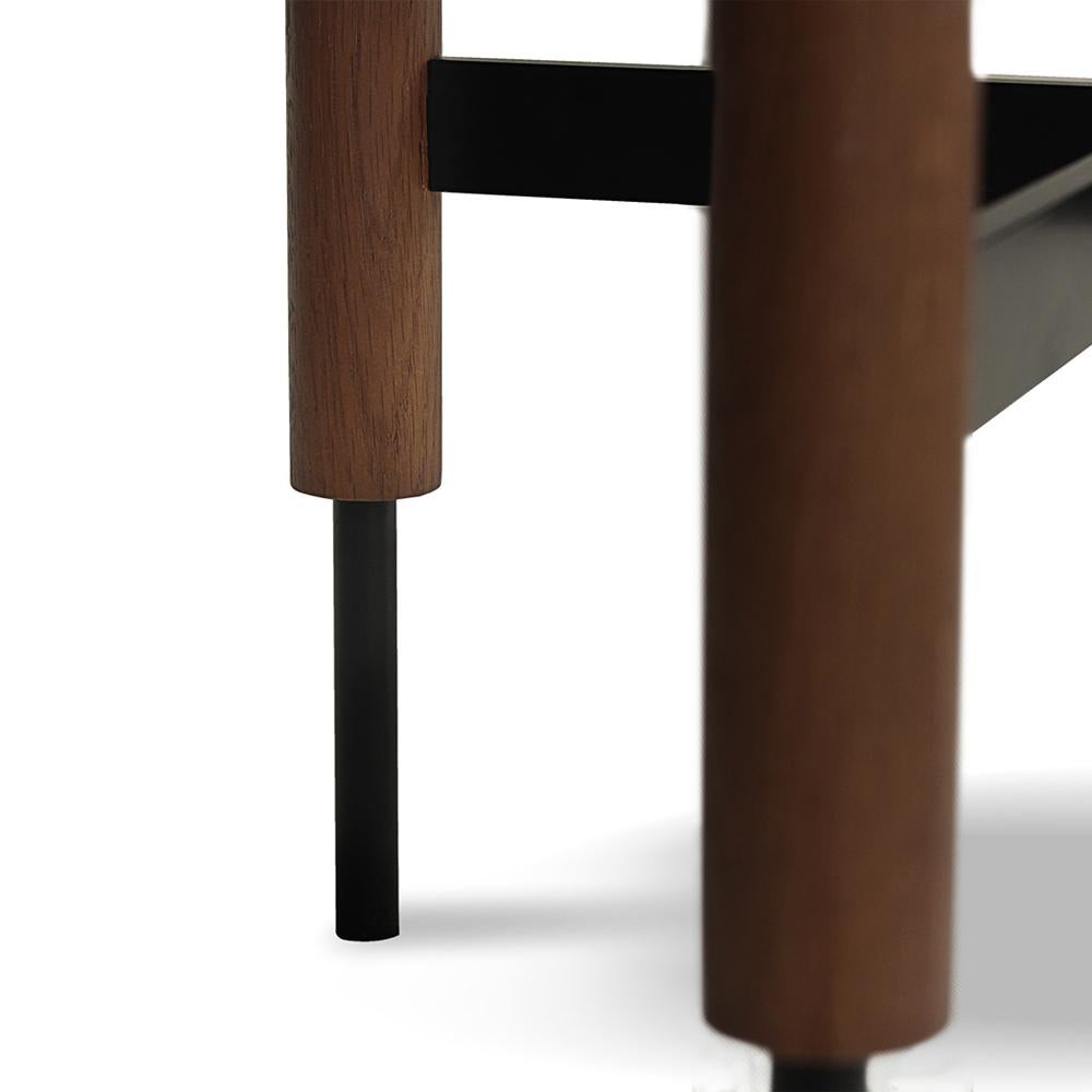 Zeitgenössischer moderner Collin-Mitteltisch aus schwarzem Glas und Eichenholz von Sammler im Angebot 1