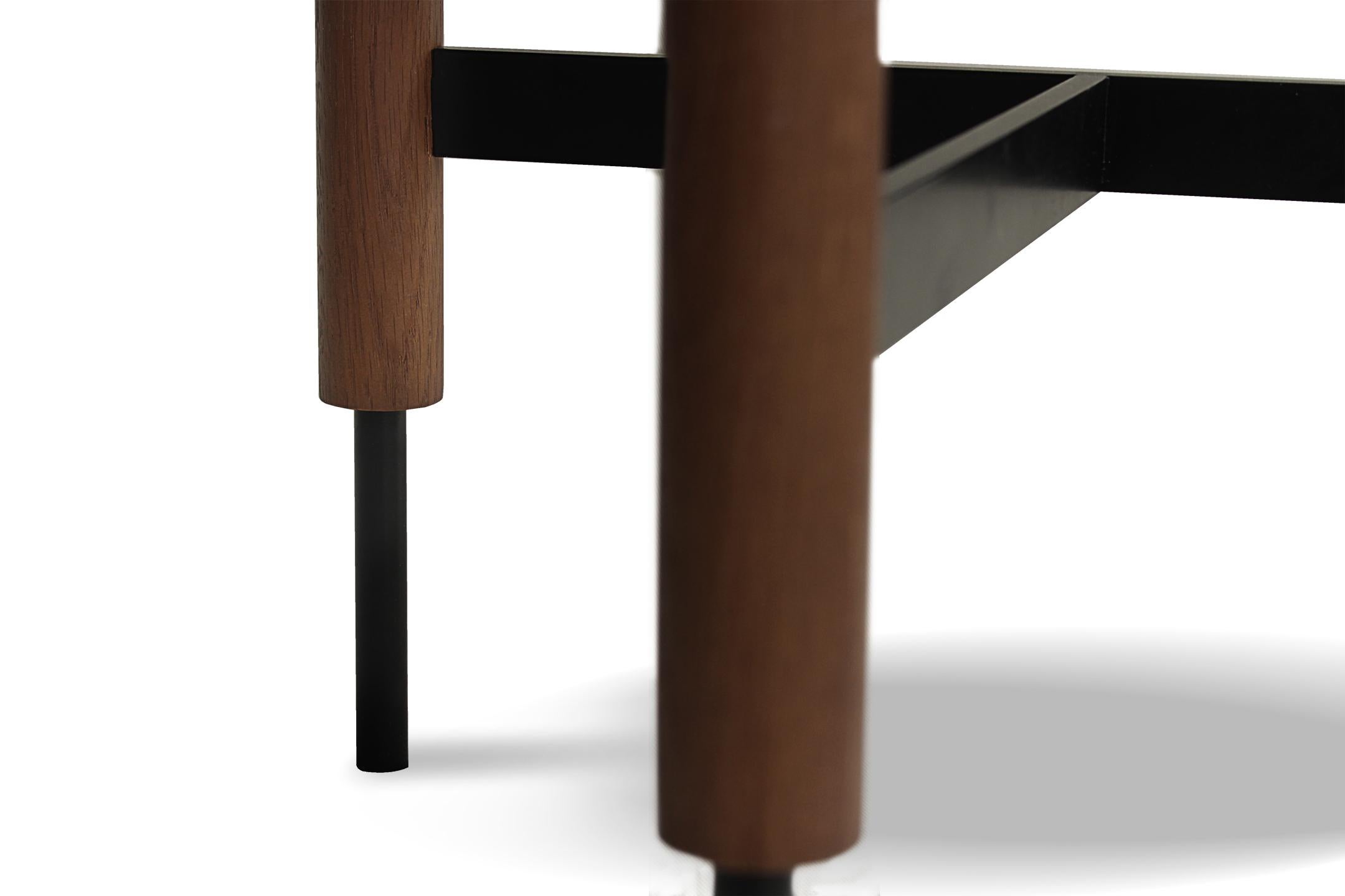 Zeitgenössischer moderner Collin-Mitteltisch aus schwarzem Glas und Eichenholz von Sammler im Angebot 2