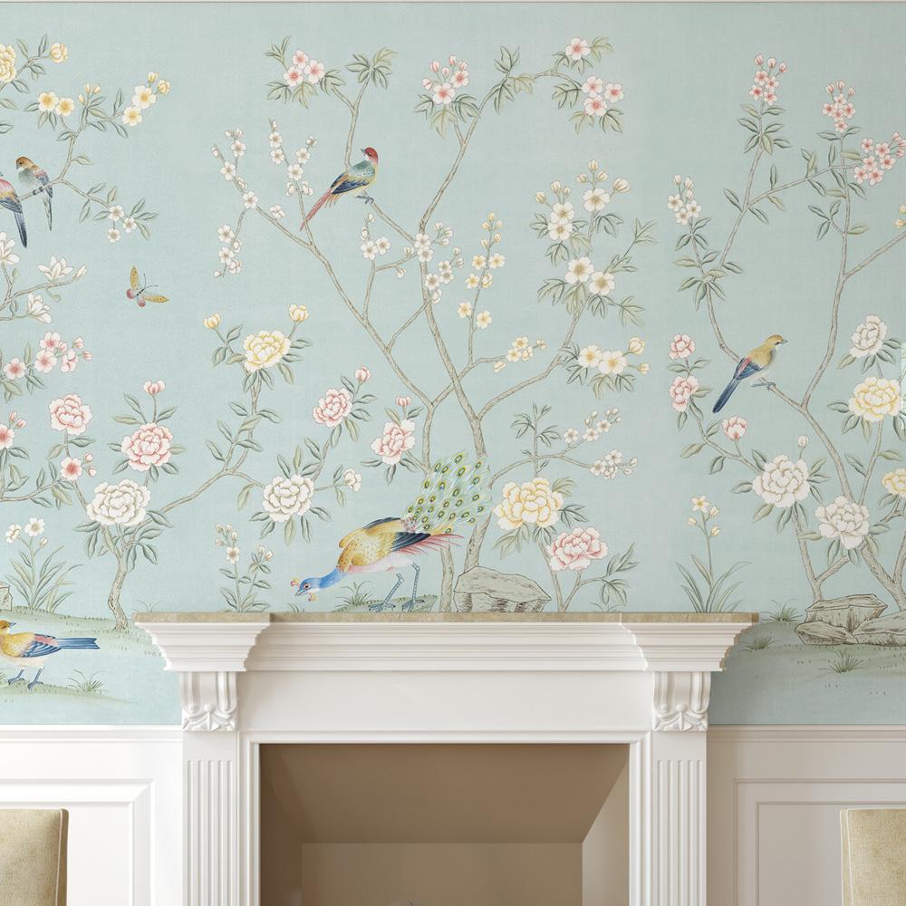 Collingwood ist eine Wandtapete im Chinoiserie-Stil mit pudrig-blauem Hintergrund und pastellfarbenen Frühlingsmotiven mit Pfingstrosenblüten und fantastischen Vögeln. Ganz gleich, ob Sie ein Schlafzimmer dekorieren oder ein einzigartiges Design für