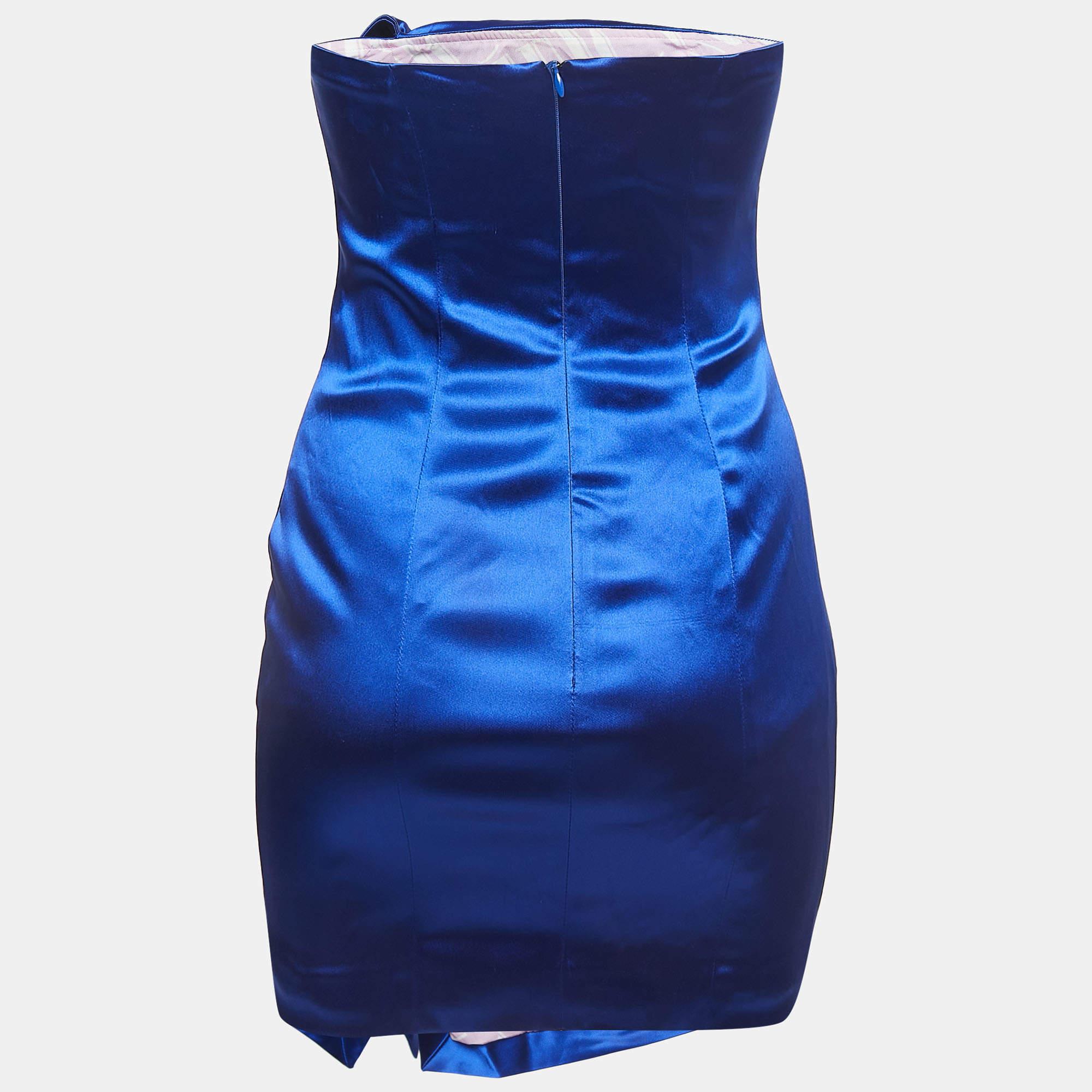 Zeigen Sie einen stilvollen Look, indem Sie dieses schöne Designerkleid tragen. Dieses aus feinem Stoff geschneiderte Kleid hat eine schicke Silhouette, die den Körper umspielt. Stylen Sie die Kreation mit schicken Accessoires und Pumps.