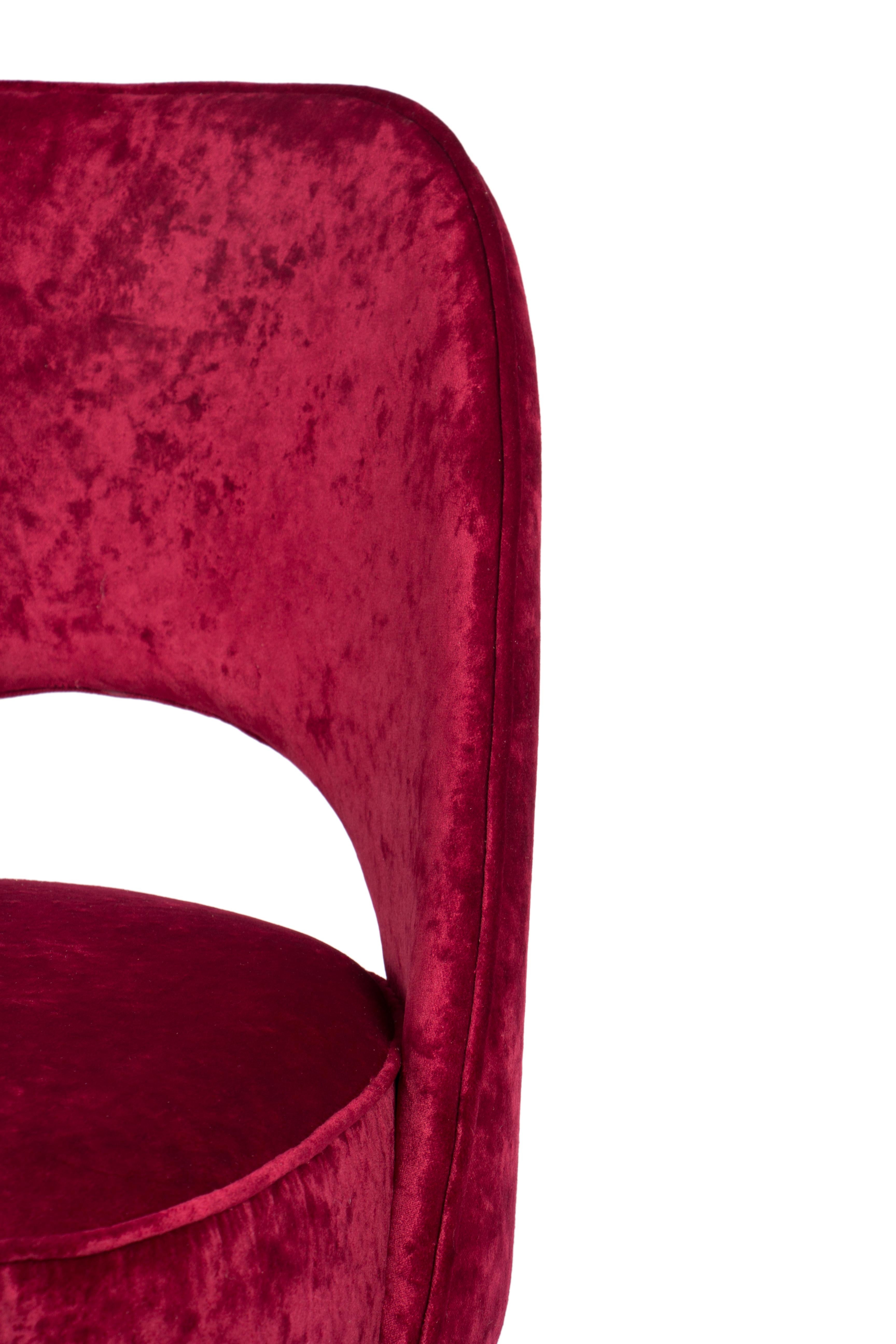 Moderner Collins-Esszimmerstuhl aus rotem Samt von Essential Home aus der Jahrhundertmitte (Handgefertigt) im Angebot