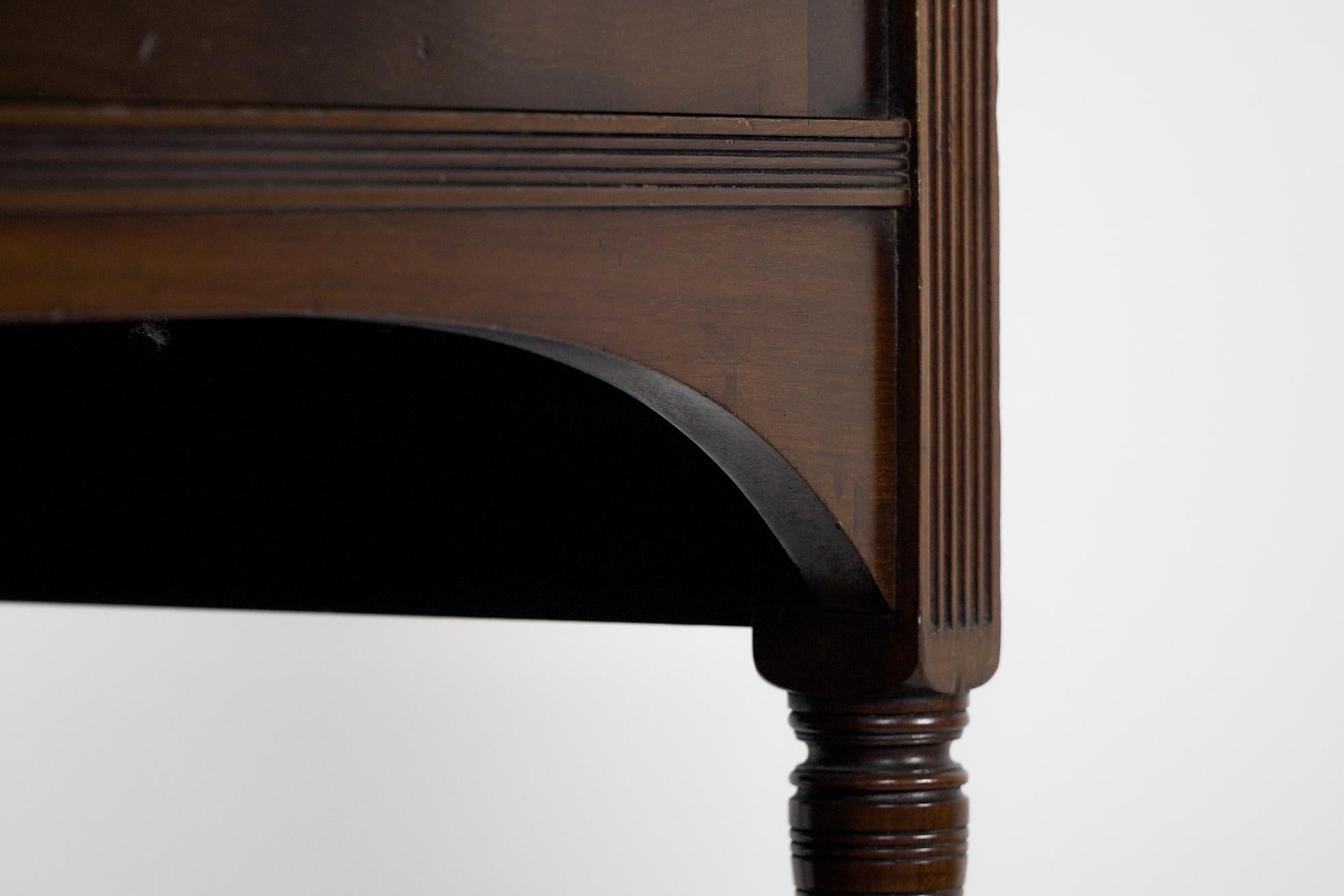 Collinson & Lock EW Godwin attri. Ein Aesthetic Movement Beistellschrank aus Nussbaumholz. im Angebot 5