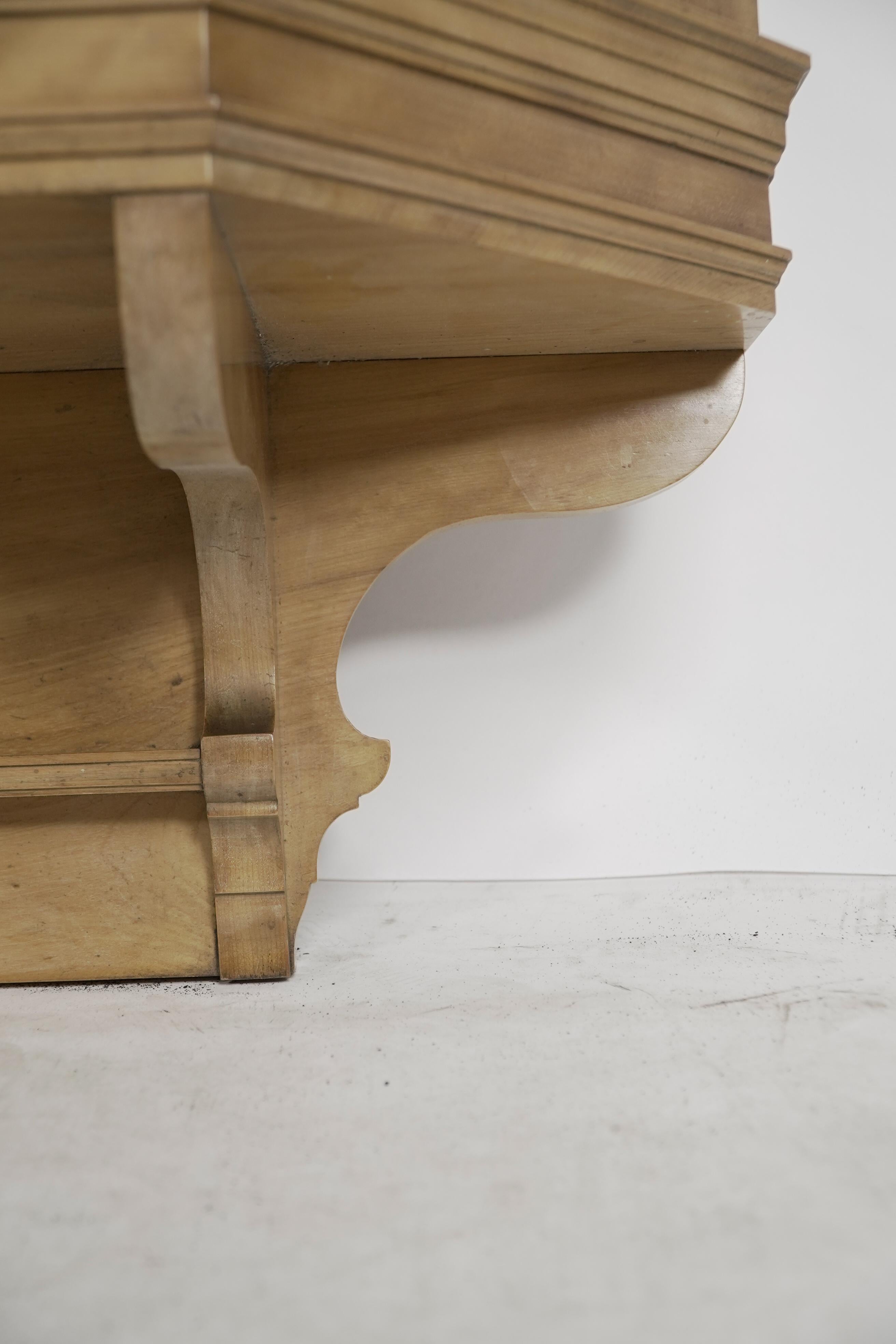 Collinson & Lock. Un armario de pared de nogal satinado Aesthetic Movement en venta 10