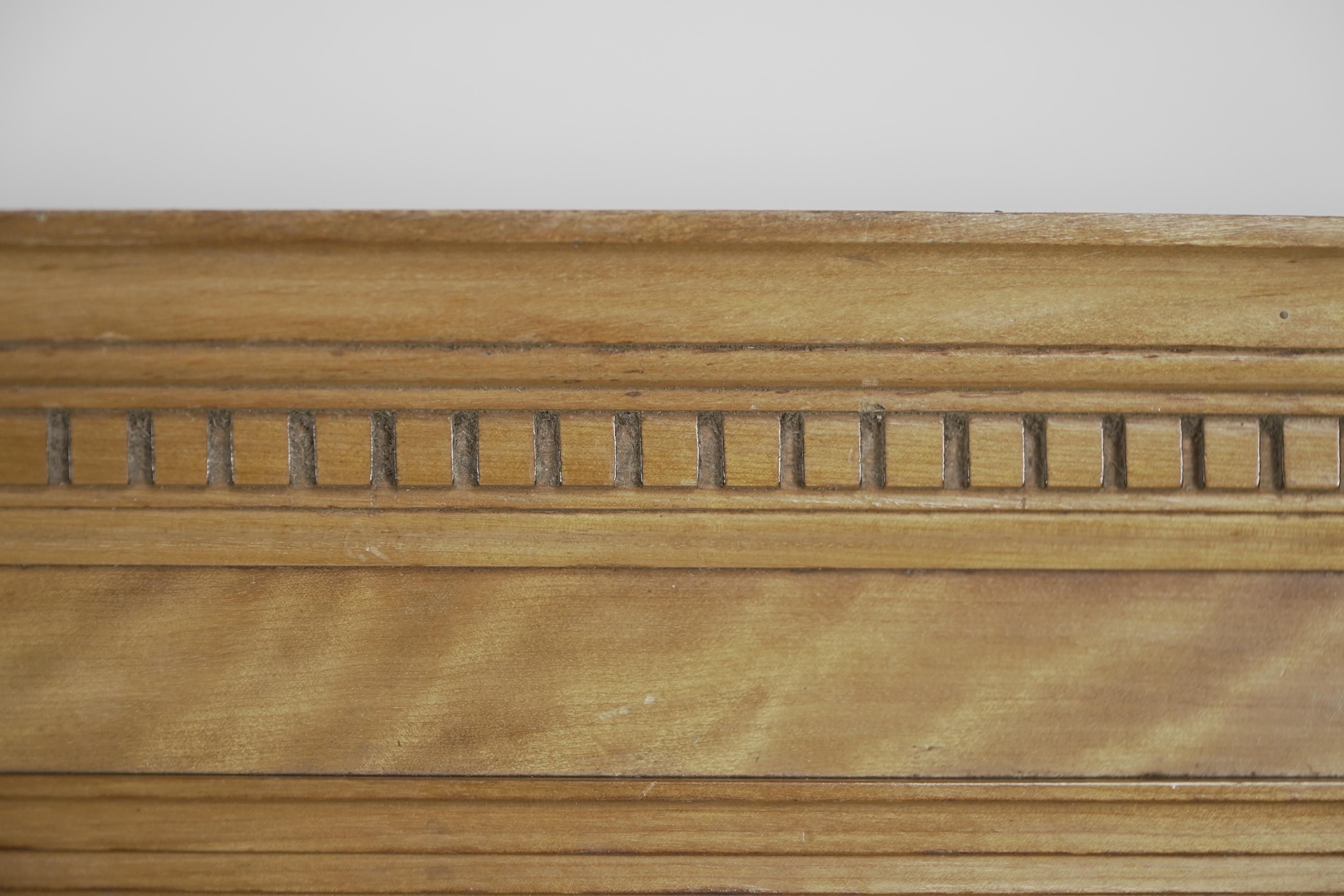 Collinson & Lock. Un armario de pared de nogal satinado Aesthetic Movement Inglés en venta