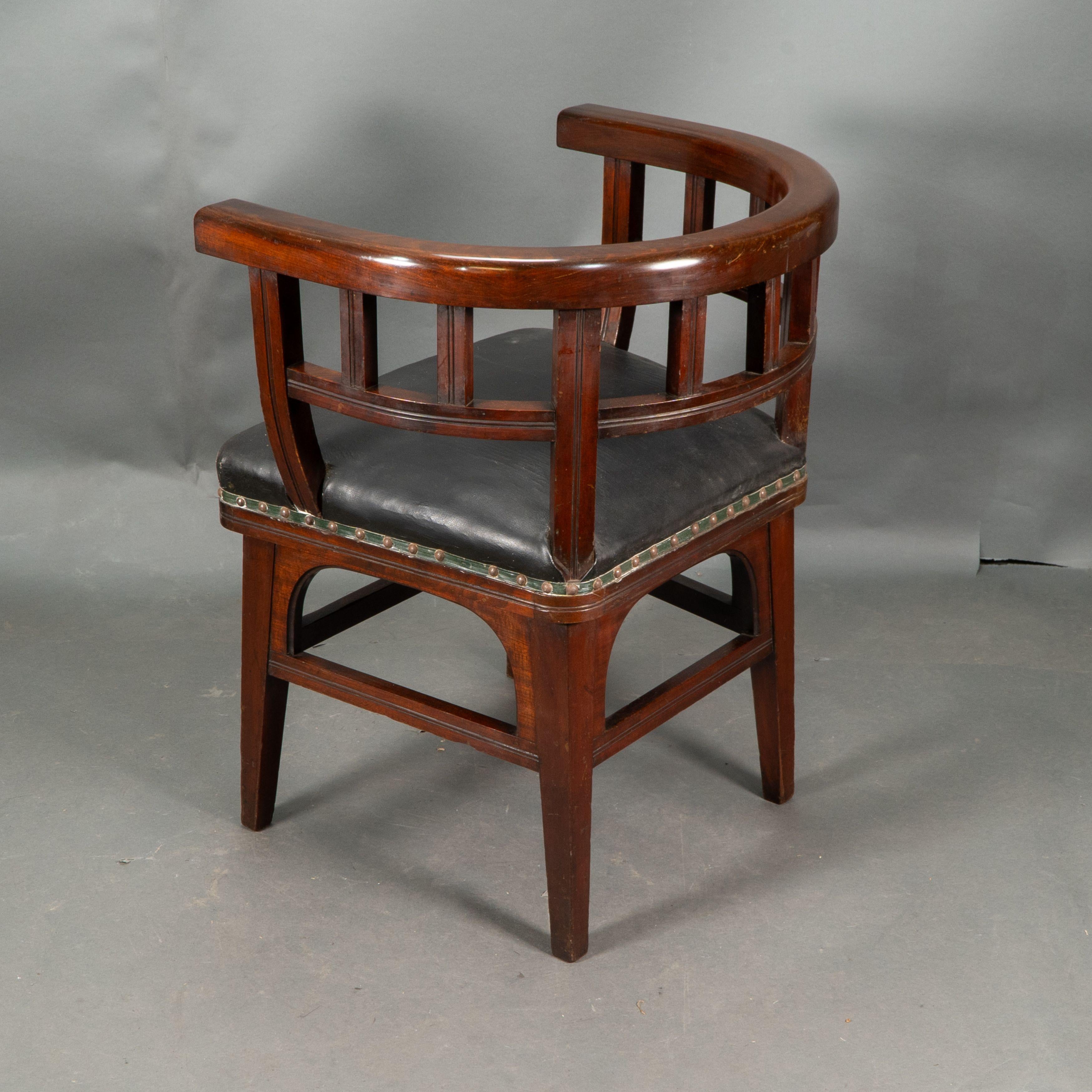 Collinson and Lock, attributed. An Aesthetic Movement Walnut armchair In Good Condition For Sale In London, GB