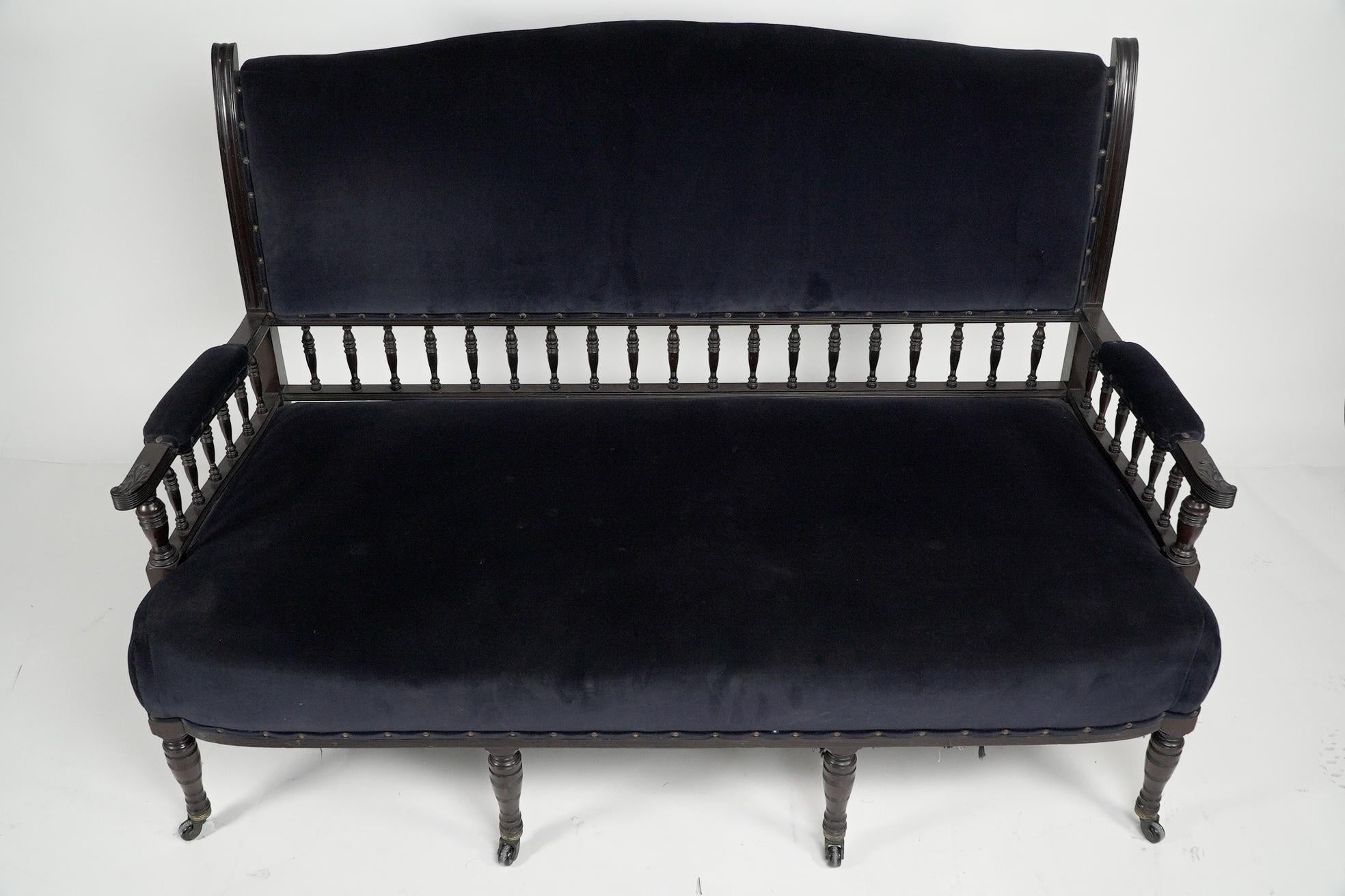 Collinson und Schloss, möglicherweise entworfen von E. W. Godwin.
Ein feines anglo-japanisches Mahagoni-Sofa,  mit subtilen japanischen Details an den hinteren Stützen, jeder Arm dreht sich im japanischen Stil, mit fein geschnitzten blattförmigen