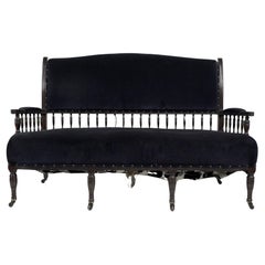 Collinson & Lock. Un divano anglo-giapponese in mogano con braccioli intagliati e scolpiti