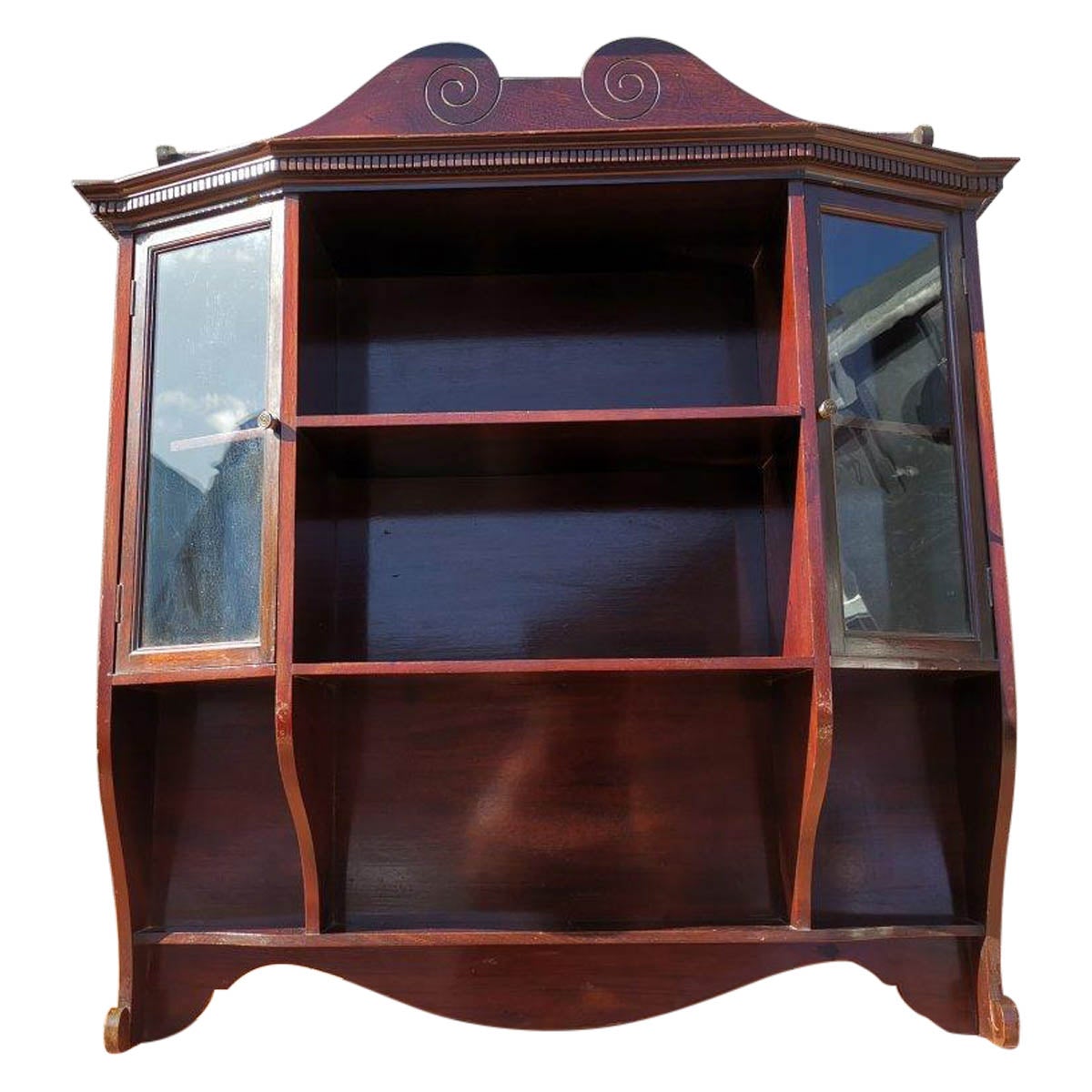 Collinson & Lock: Mahagoni-Wandschrank aus der englischen Ästhetizismus, glasiert im Angebot