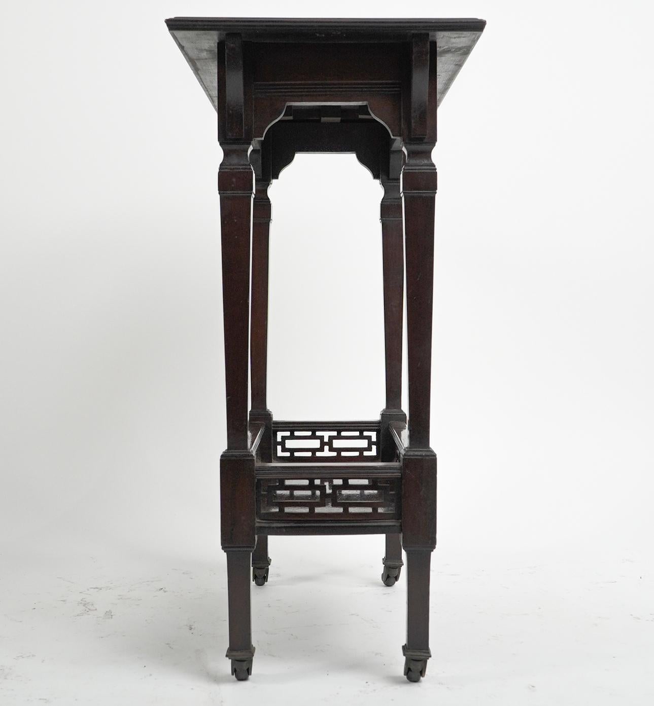 Collinson & Lock (attributed). A small Aesthetic Movement mahogany side table. In Good Condition For Sale In London, GB