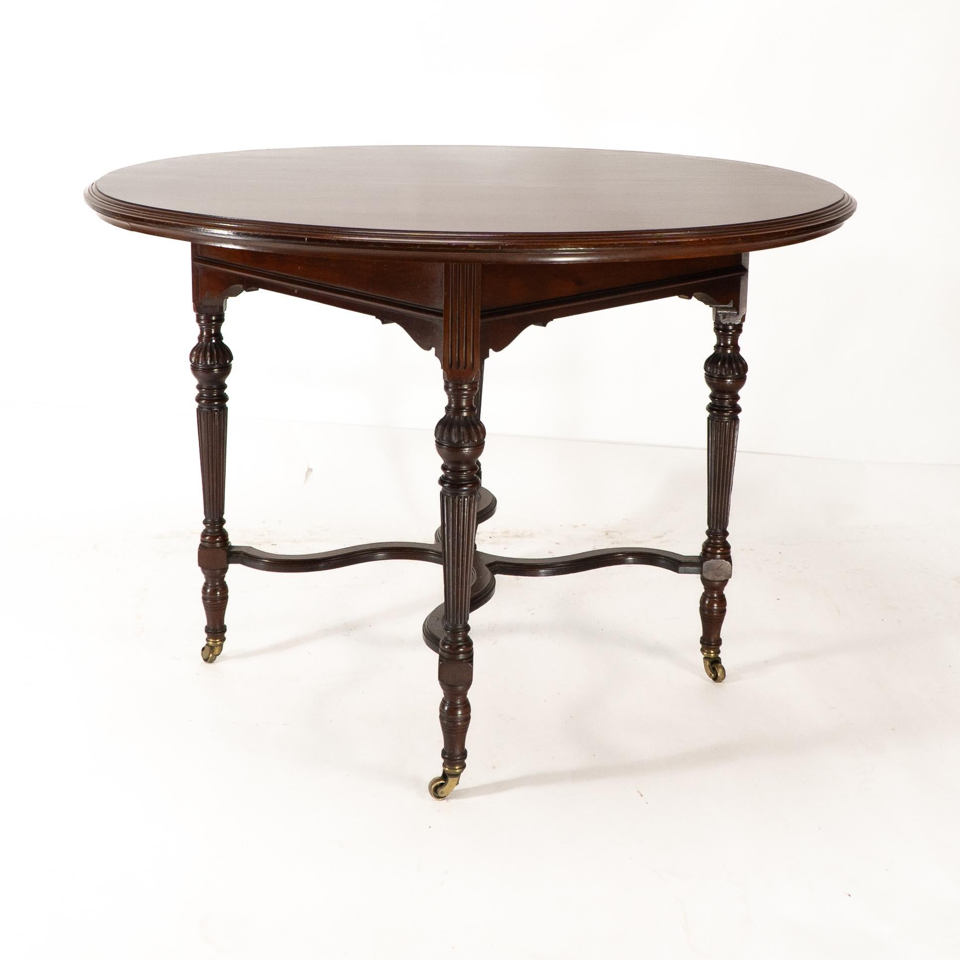 Collinson & Lock attributed. An Aesthetic Movement walnut circular center table In Good Condition For Sale In London, GB