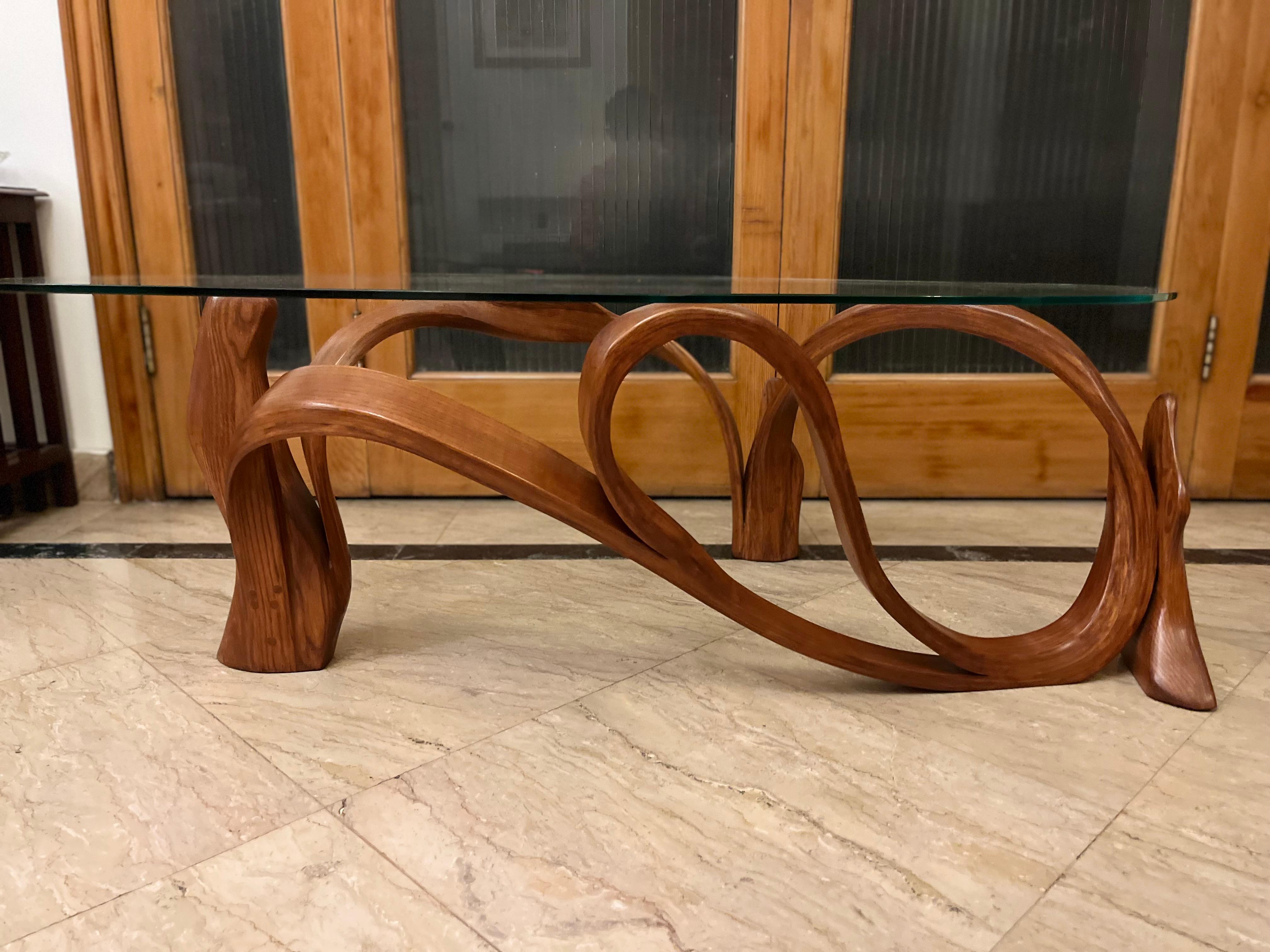 La table centrale Collis est conçue selon l'ancienne technique japonaise de cintrage du bois. Chez Raka Studio, nous créons des designs à l'aide de cette technique qui sont fluides dans leur forme et cohérents avec les lois de la nature. Le design