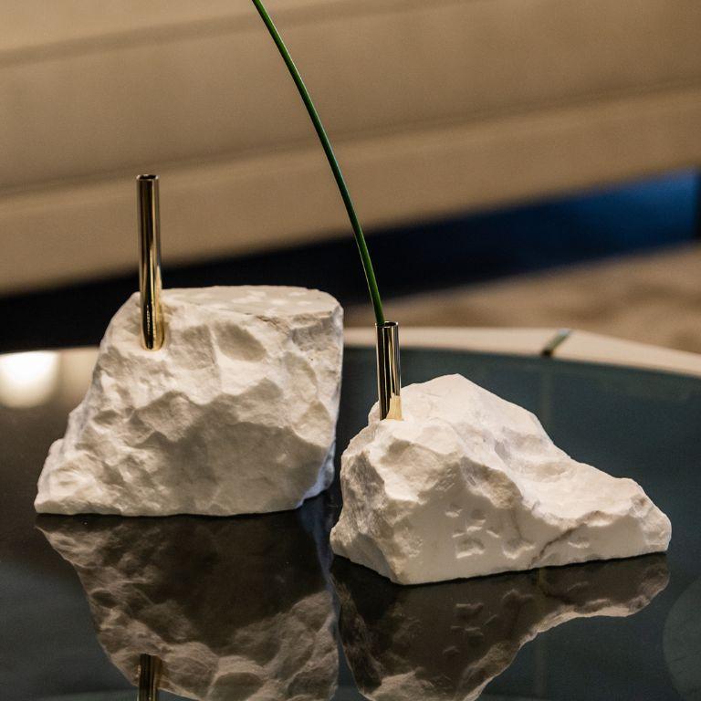 Fatto a mano Colli I - Portapiante in ottone con elegante base in marmo Estremoz in vendita