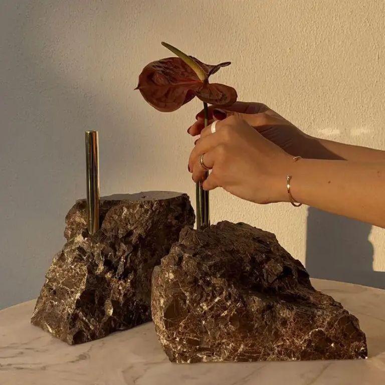 Wir stellen Collis vor, einen exquisit gefertigten Pflanzenständer, der sowohl von der Natur inspiriertes Design als auch fachmännische Handwerkskunst verkörpert. Inspiriert von der rauen Schönheit felsiger Klippen, verbindet Collis industrielle