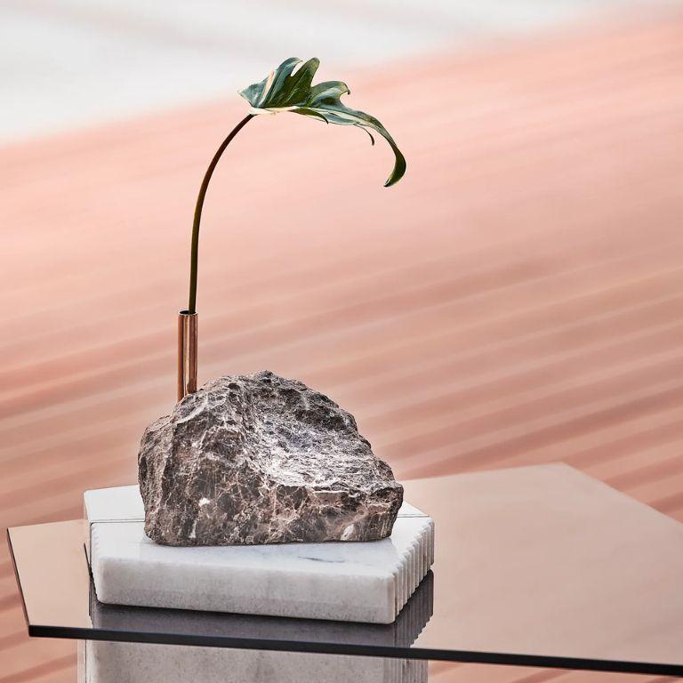Collis I - Skulpturaler Pflanzenständer aus Messing und Marmor Emperador (Organische Moderne) im Angebot