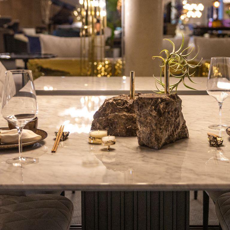 Collis I - Skulpturaler Pflanzenständer aus Messing und Marmor Emperador (21. Jahrhundert und zeitgenössisch) im Angebot