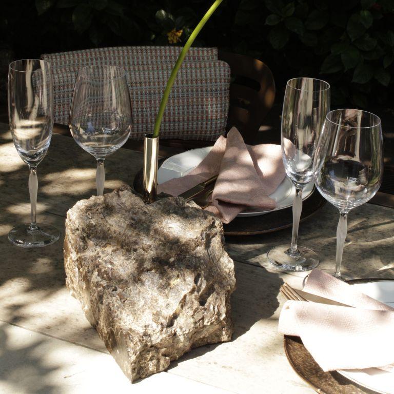 Collis I - Skulpturaler Pflanzenständer aus Messing und Marmor Emperador im Angebot 1