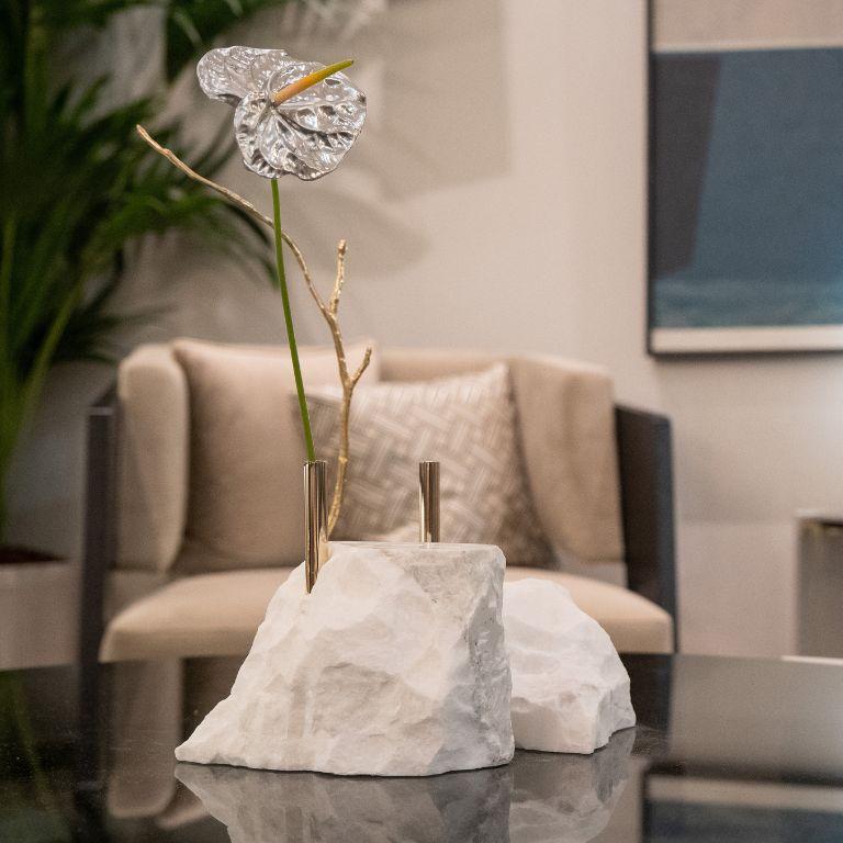 Ti presentiamo Collis, un portapiante di squisita fattura che testimonia sia il design ispirato alla natura che la maestria artigianale. Ispirandosi all'aspra bellezza delle scogliere rocciose, Colli fonde perfettamente la precisione industriale con